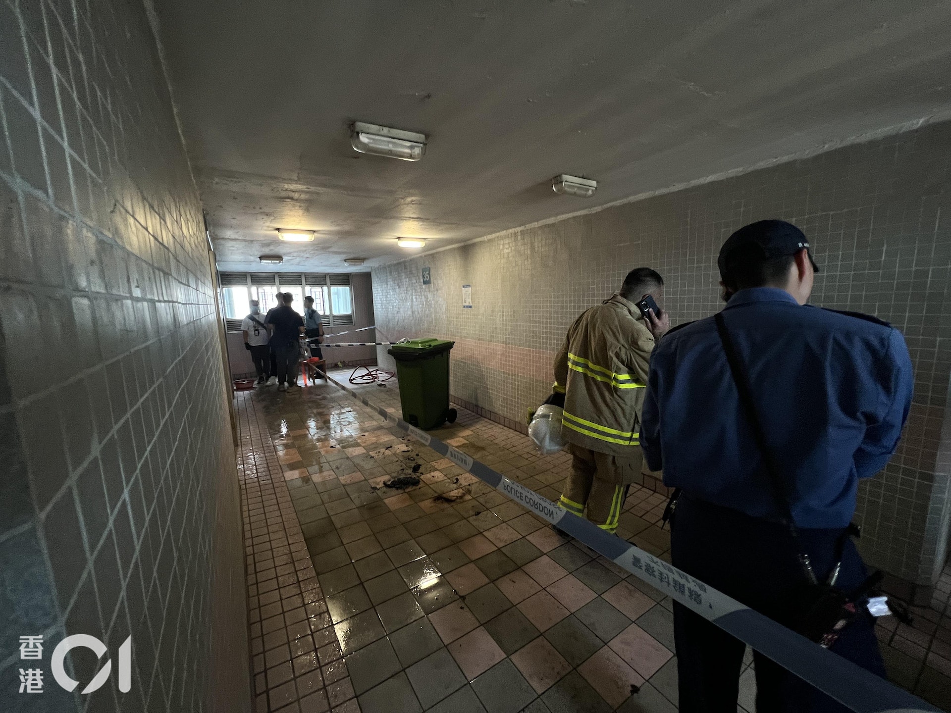 警方及消防在樂信樓35樓調查。(朱永倫攝) 警方及消防在樂信樓35樓調查。(朱永倫攝)