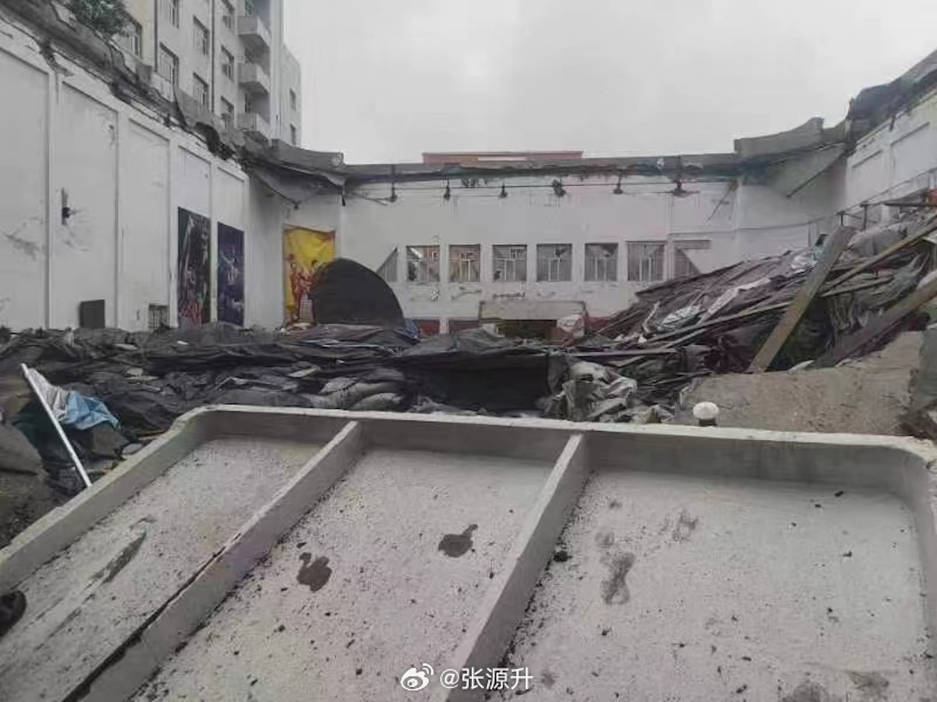 黑龍江省齊齊哈爾市一間中學的體育館樓頂坍塌。(微博) 黑龍江省齊齊哈爾市一間中學的體育館樓頂坍塌。(微博)