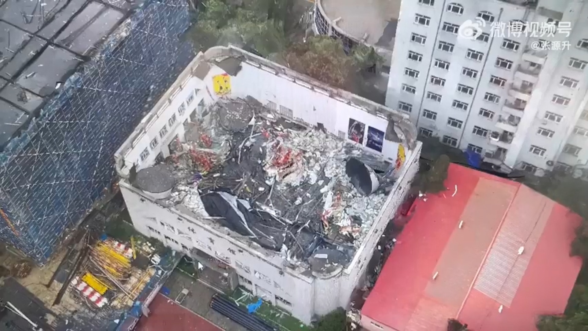黑龍江省齊齊哈爾市一間中學的體育館樓頂坍塌。(微博) 黑龍江省齊齊哈爾市一間中學的體育館樓頂坍塌。(微博)