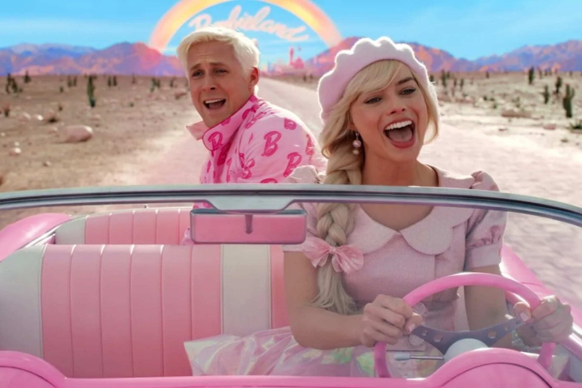 《Barbie芭比》影評|由瑪歌羅比(Margot Robbie)與賴恩高斯寧(Ryan Gosling)主演的電影《Barbie 芭比》自選角階段開始已備受熱討!(《Barbie 芭比》劇照) 《Barbie芭比》影評|由瑪歌羅比(Margot Robbie)與賴恩高斯寧(Ryan Gosling)主演的電影《Barbie 芭比》自選角階段開始已備受熱討!(《Barbie 芭比》劇照)