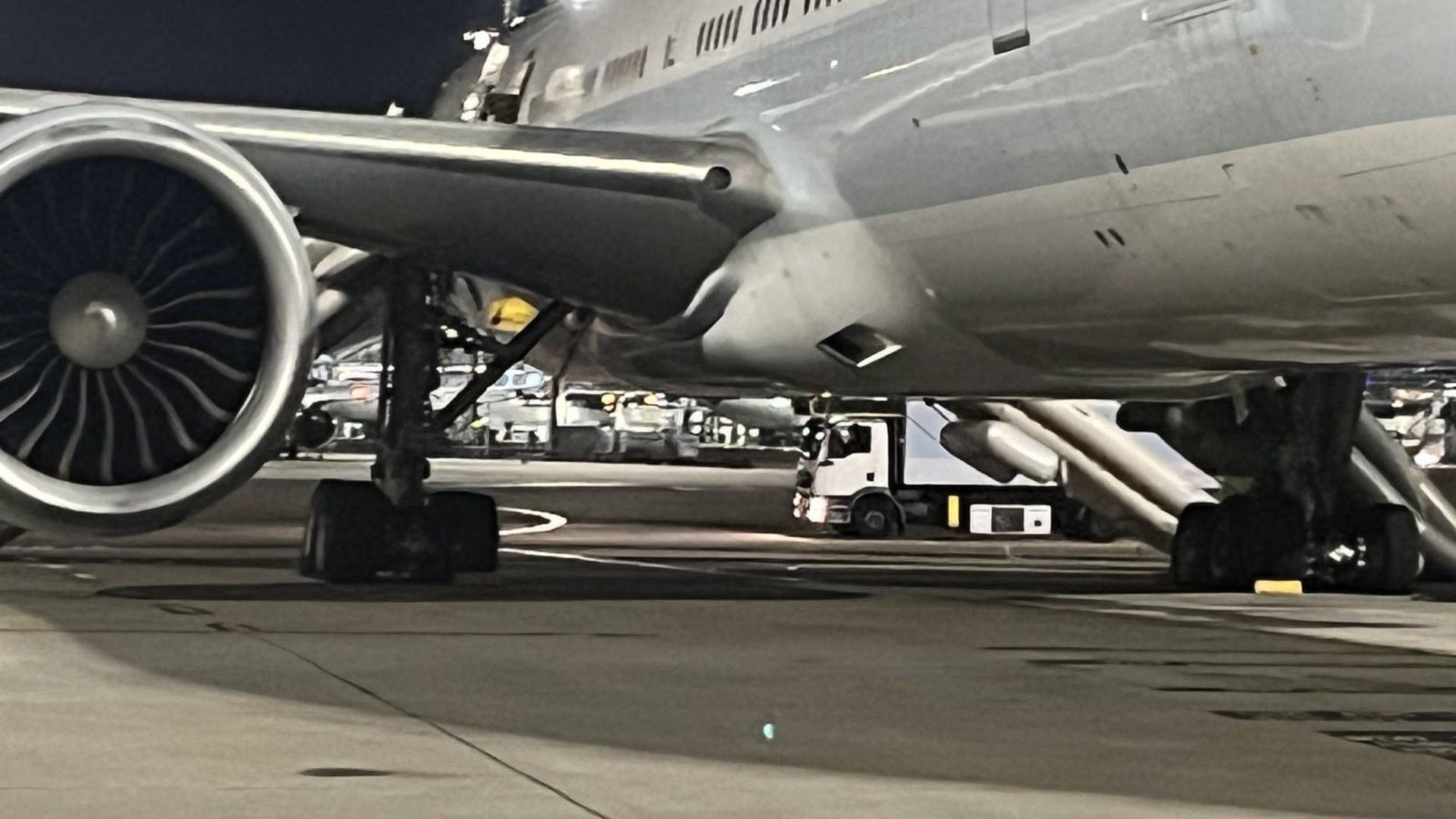 國泰客機上月急煞事故 報告:主起落架起火 機組人員聽到爆炸聲 國泰客機上月急煞事故 報告:主起落架起火 機組人員聽到爆炸聲