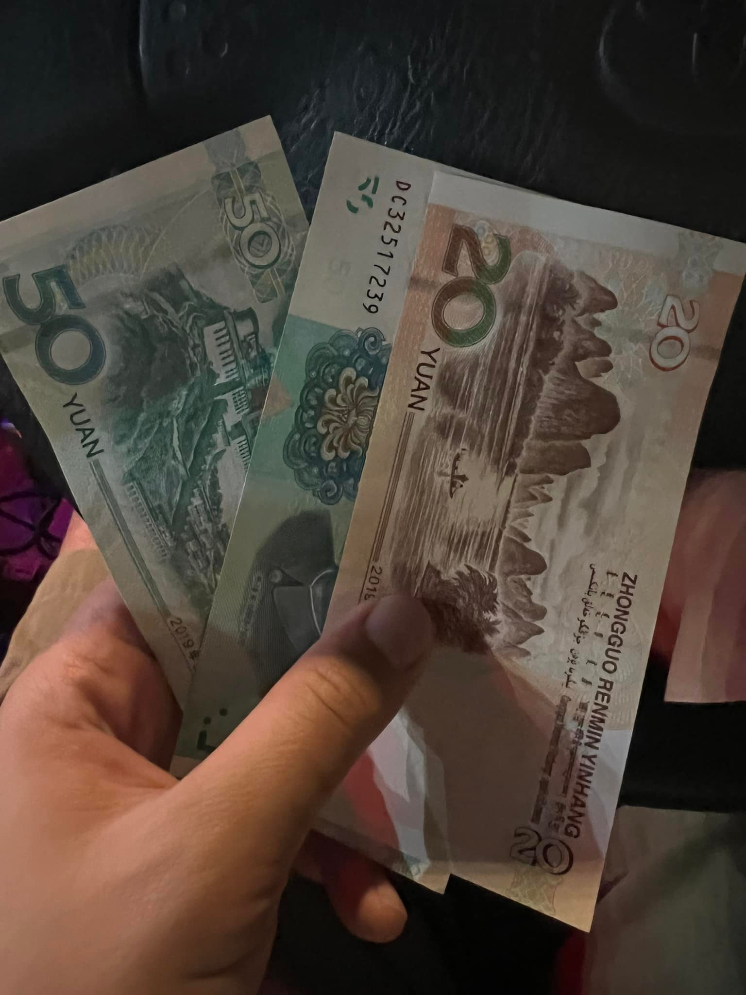 內地客無港幣畀人民幣的士司機頭痕問：點處理？ 網民卻指賺咗