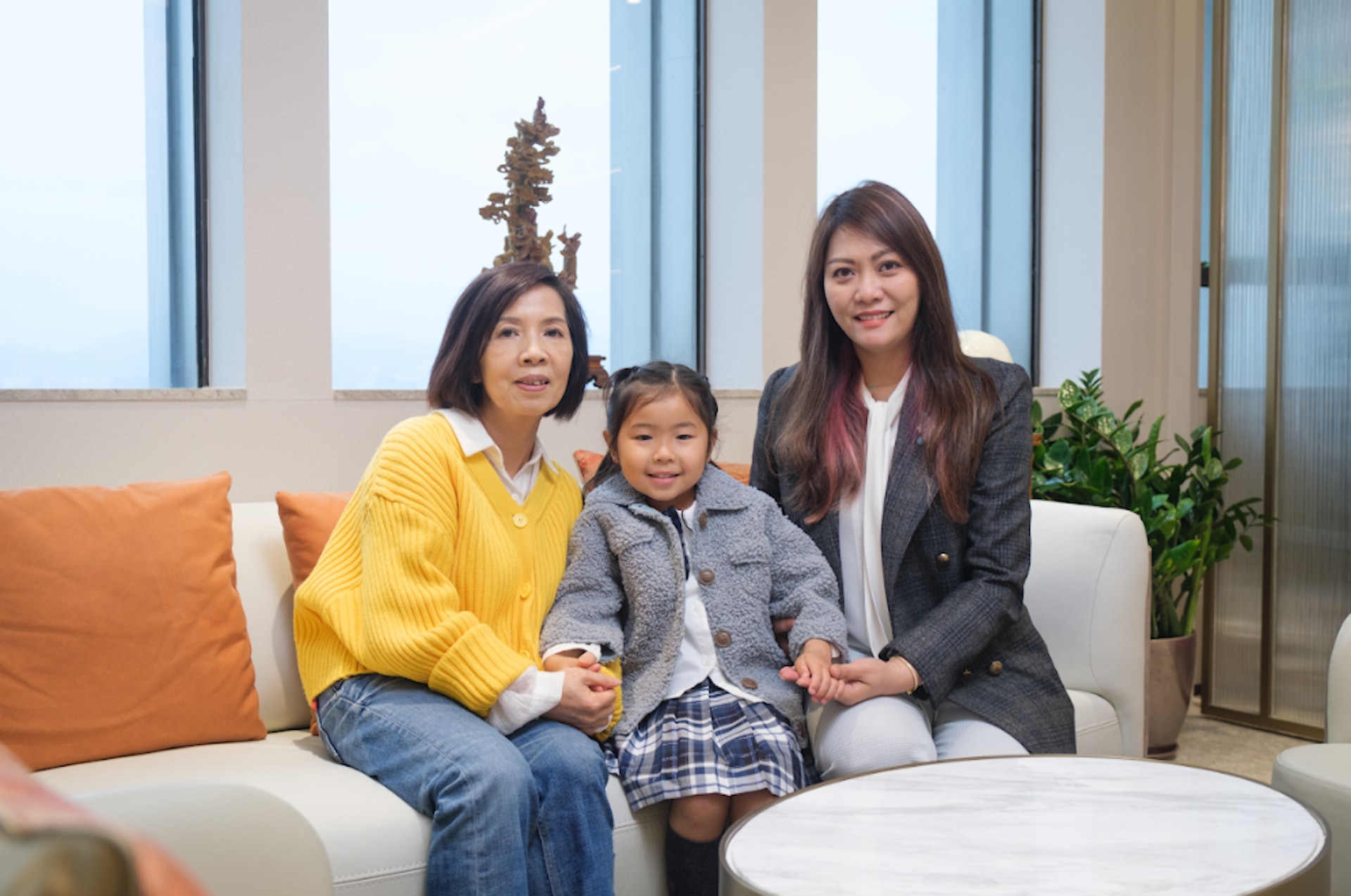 女童Emma婆婆 (左)、女童Emma (中)、Emma主診中醫張琛。Emma經過中醫循序漸進的濕疹治療,終能斷尾。 女童Emma婆婆 (左)、女童Emma (中)、Emma主診中醫張琛。Emma經過中醫循序漸進的濕疹治療,終能斷尾。
