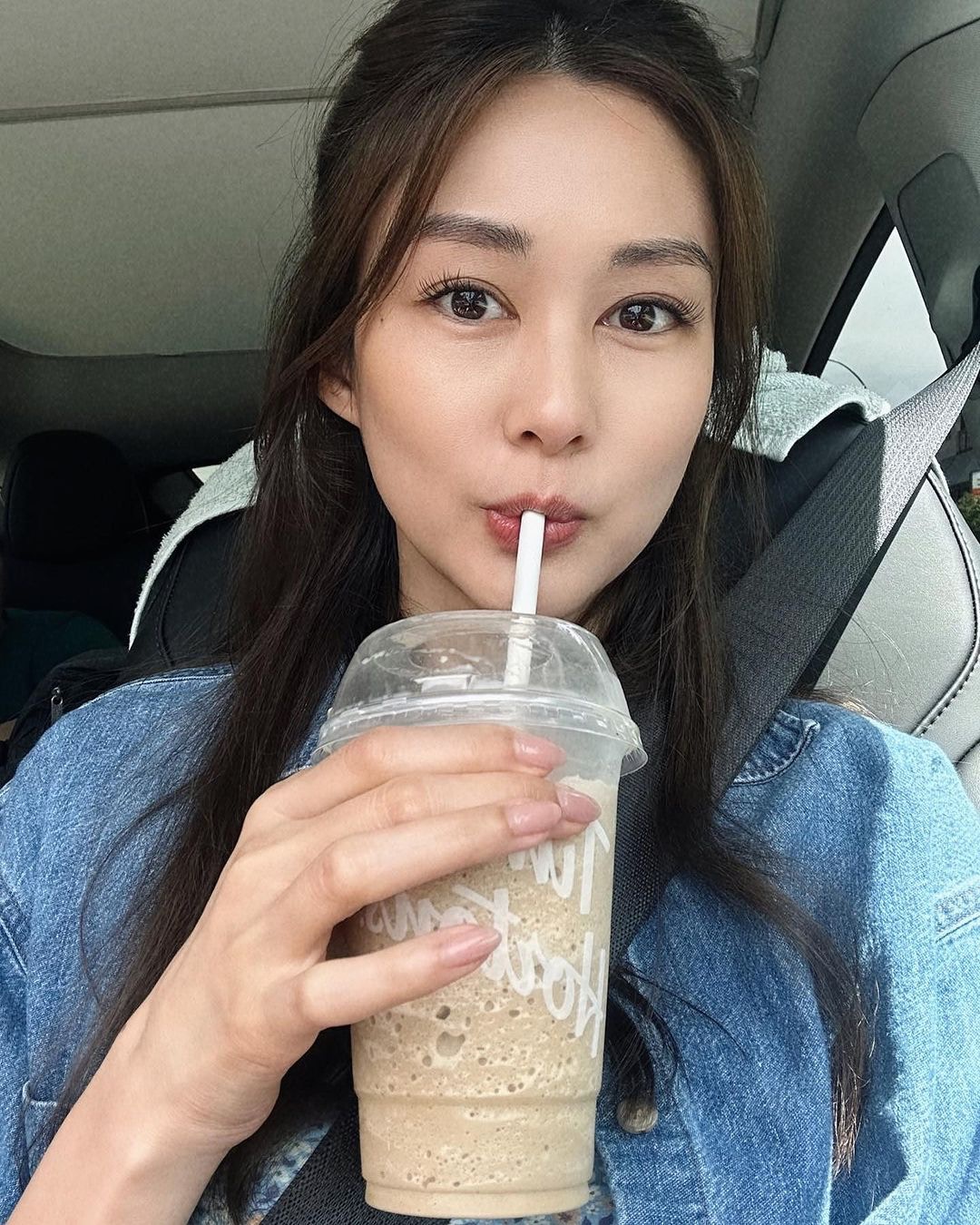 岑丽香上载了一辑在车上喝咖啡的照片，加上她甜美的笑容，瞬间令人融化。(ig@heungheungeliza)