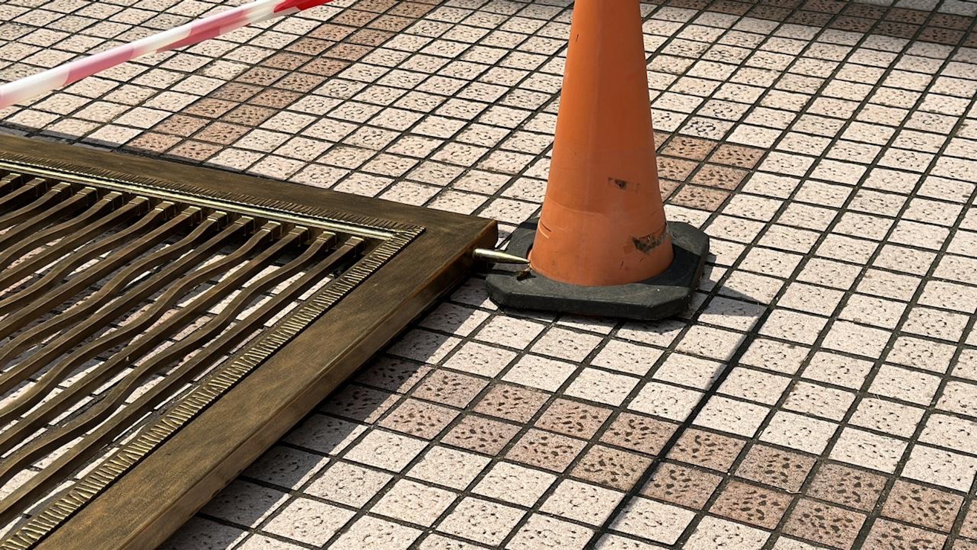 肇事鐵閘原封不動放在地上。(馬耀文攝) 肇事鐵閘原封不動放在地上。(馬耀文攝)