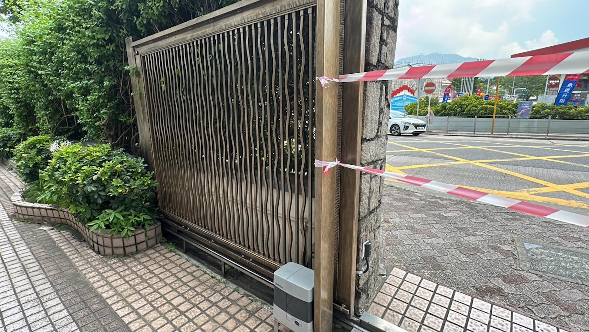 肇事鐵閘原封不動放在地上。(馬耀文攝) 肇事鐵閘原封不動放在地上。(馬耀文攝)