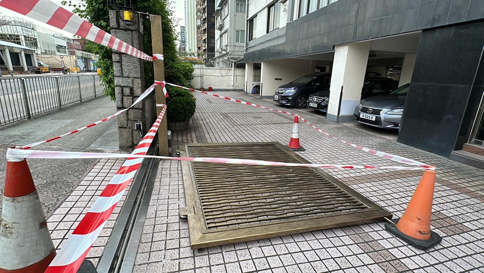 肇事鐵閘原封不動放在地上。(馬耀文攝) 肇事鐵閘原封不動放在地上。(馬耀文攝)