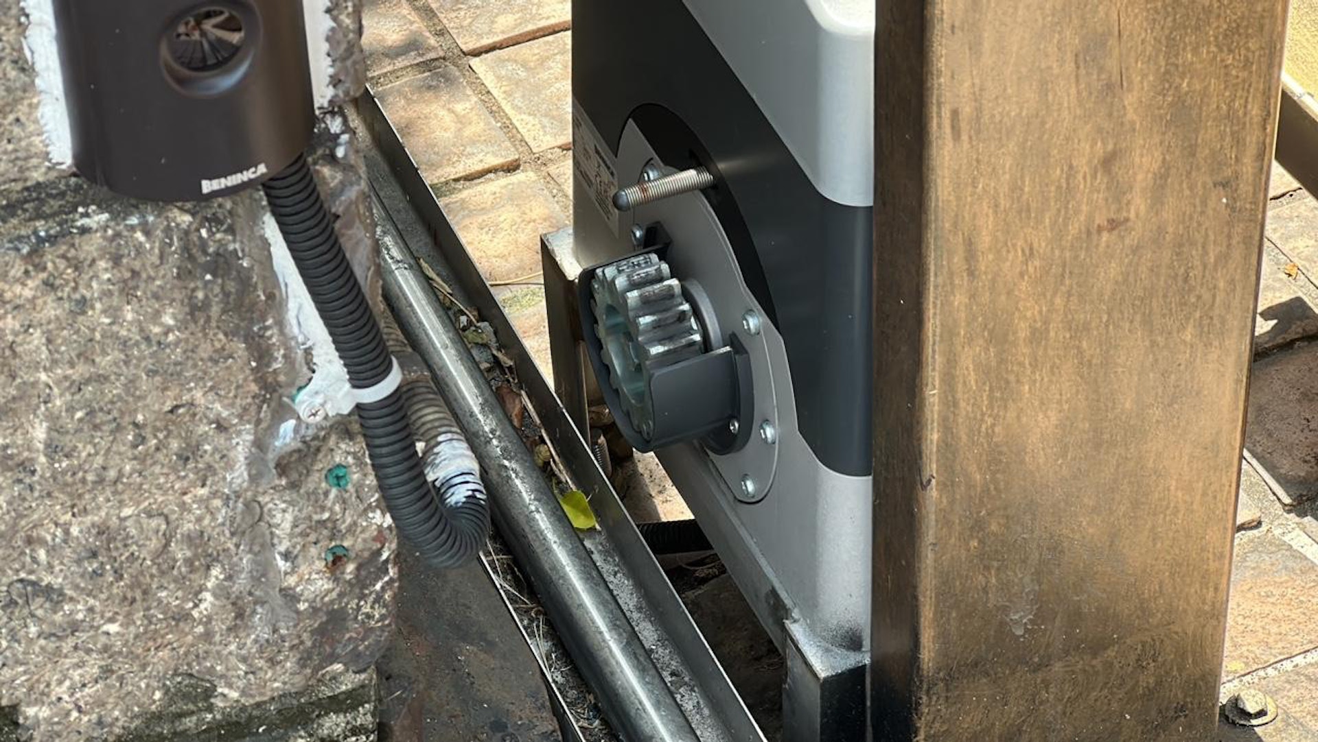 肇事鐵閘原封不動放在地上。(馬耀文攝) 肇事鐵閘原封不動放在地上。(馬耀文攝)