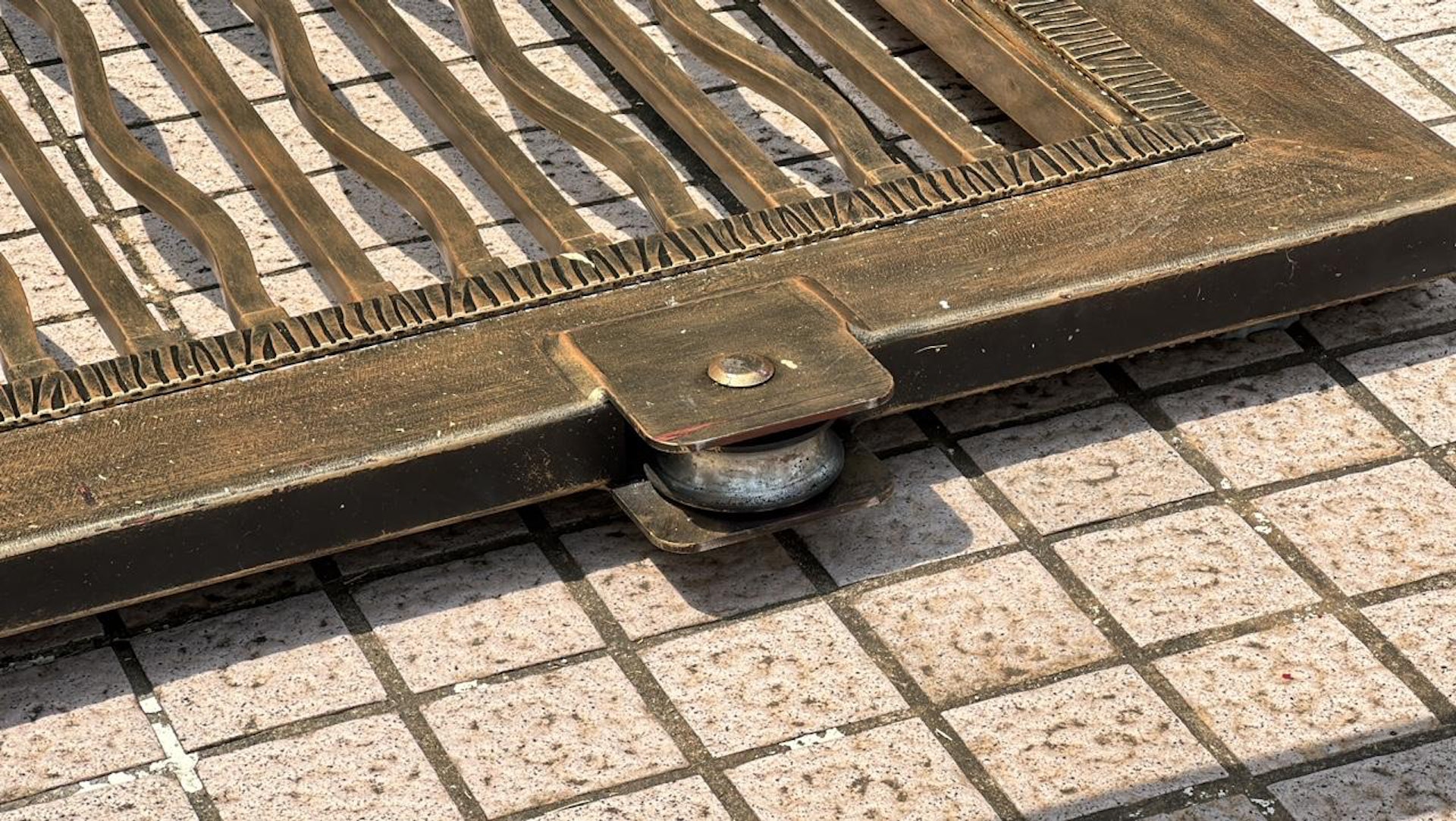 肇事鐵閘原封不動放在地上。(馬耀文攝) 肇事鐵閘原封不動放在地上。(馬耀文攝)