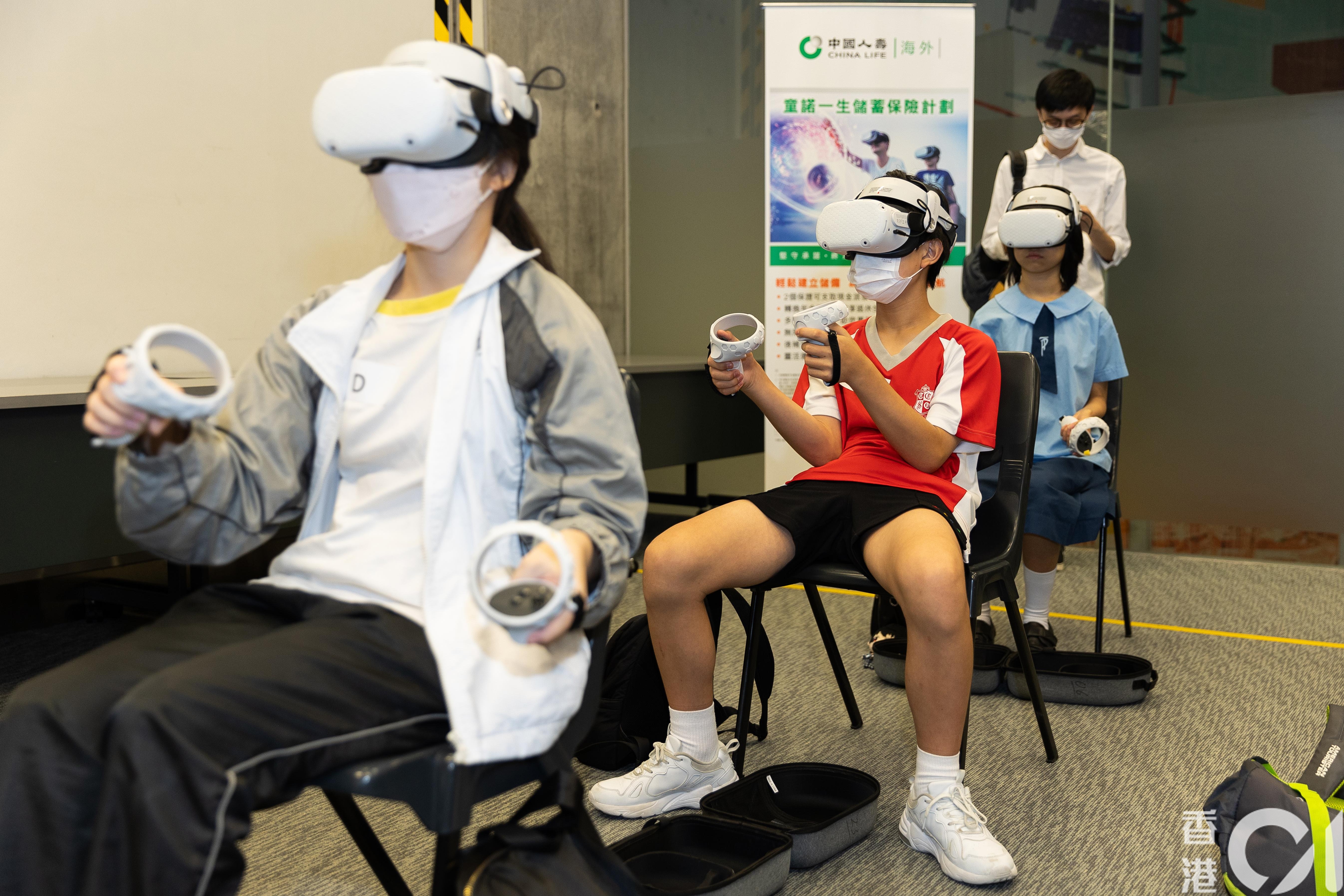 STEAM+01 Summer Bootcamp 2023 VR AR體驗工作坊，學生戴上VR眼鏡進行互動運動體驗。（鄭子峰攝）