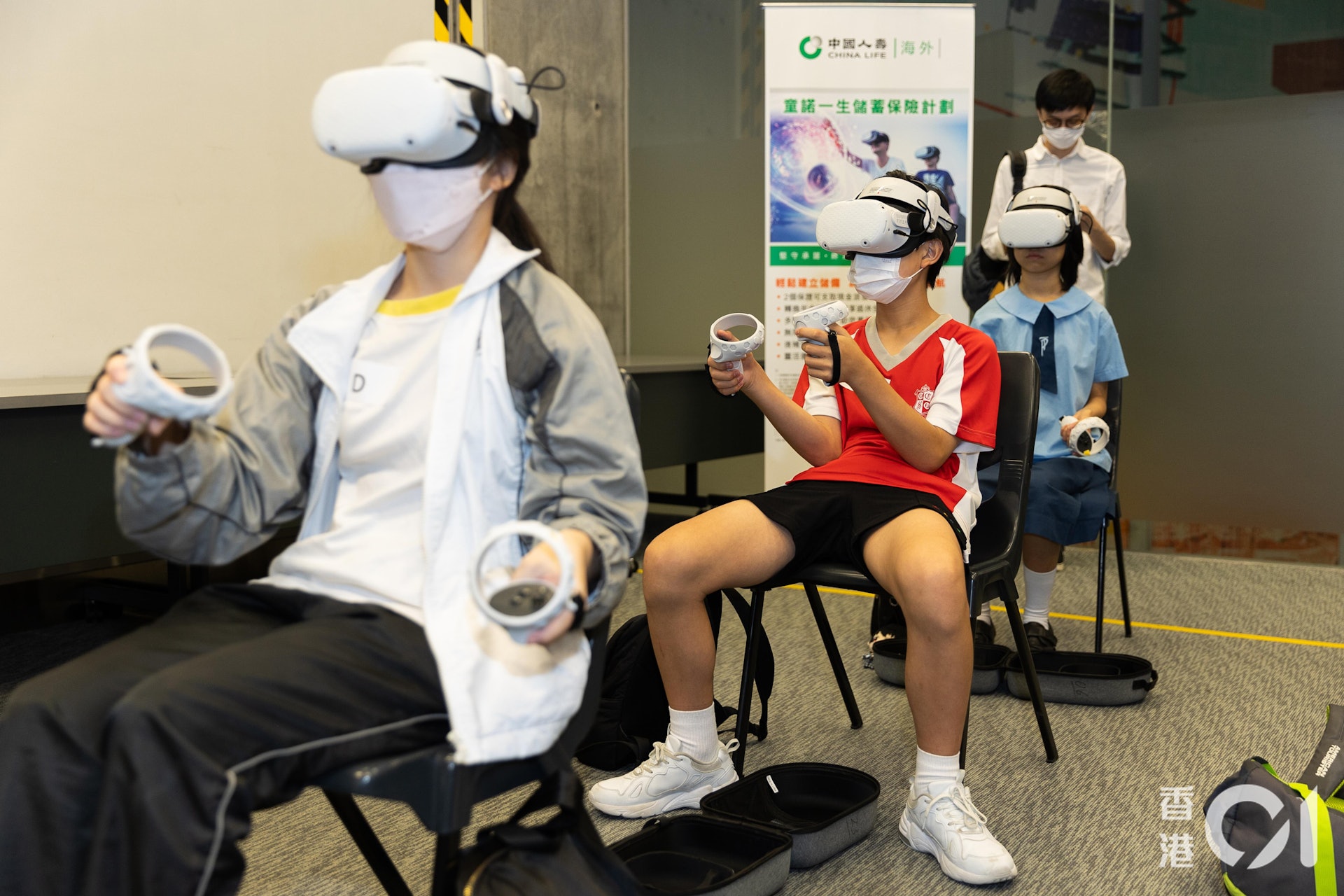 STEAM+01 Summer Bootcamp 2023 VR AR體驗工作坊,學生戴上VR眼鏡進行互動運動體驗。(鄭子峰攝) STEAM+01 Summer Bootcamp 2023 VR AR體驗工作坊,學生戴上VR眼鏡進行互動運動體驗。(鄭子峰攝)