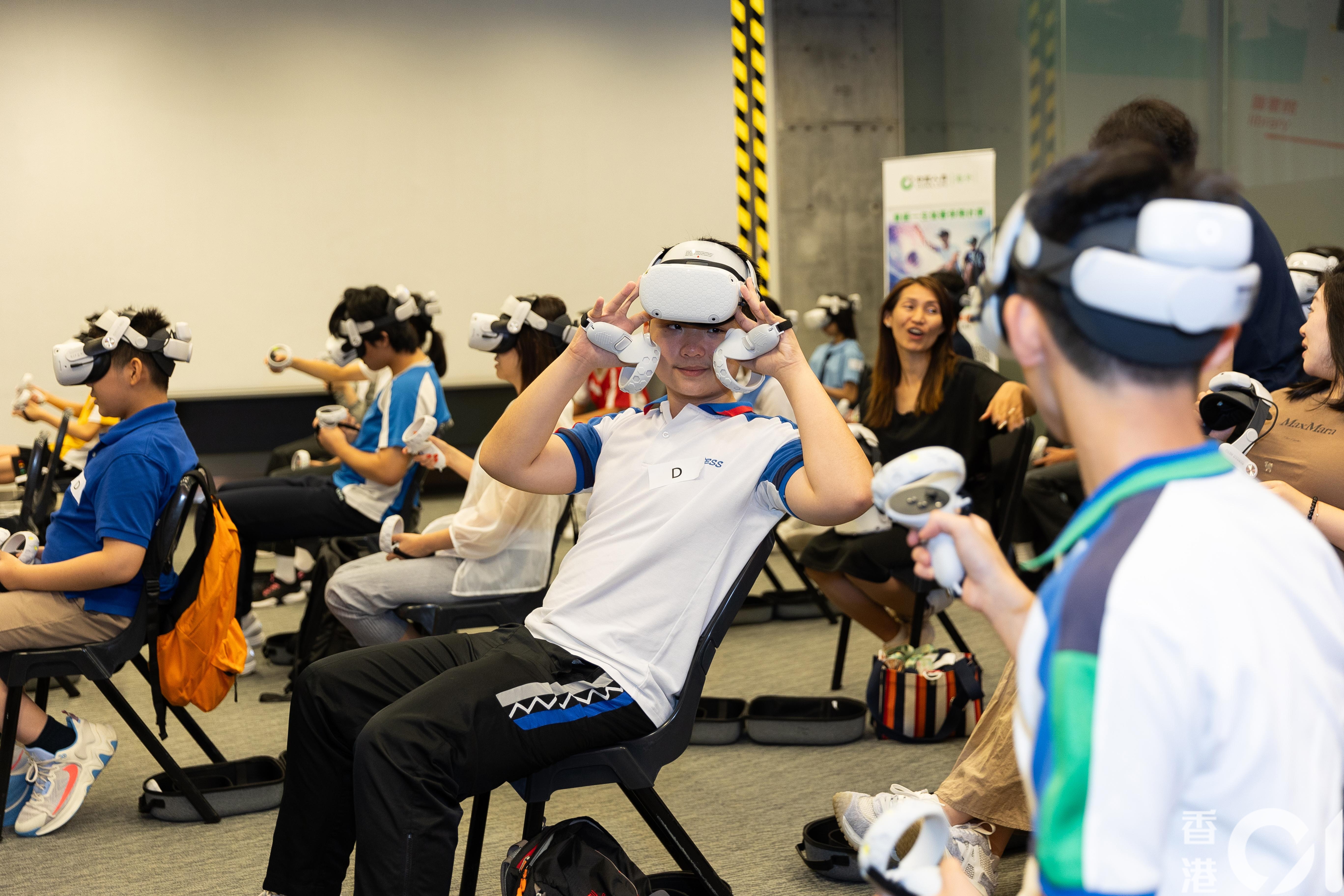 「STEAM+01 Summer Bootcamp 2023」VR/AR體驗工作坊，學生戴上VR眼鏡進行互動運動體驗。（鄭子峰攝）