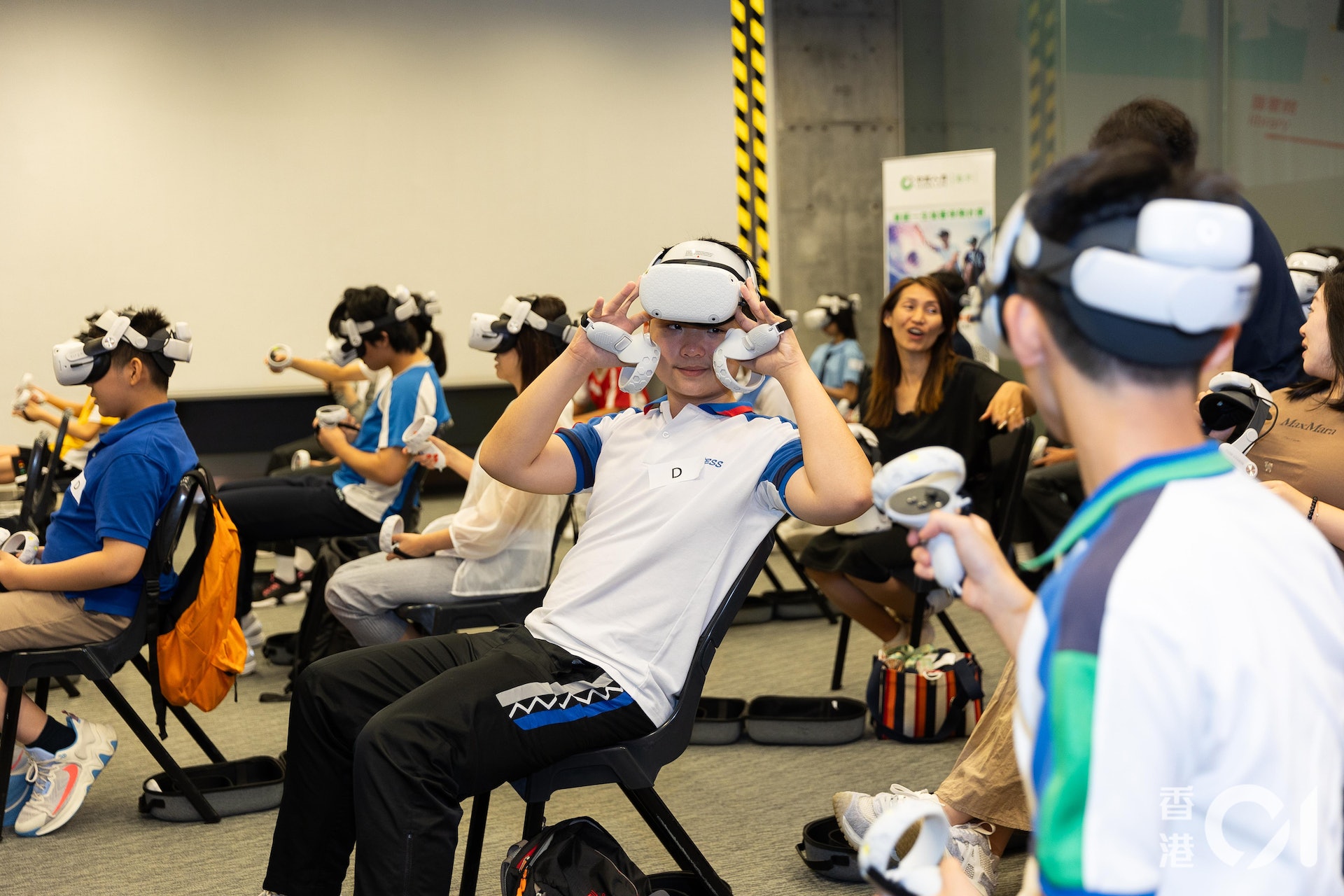 「STEAM+01 Summer Bootcamp 2023」VR/AR體驗工作坊,學生戴上VR眼鏡進行互動運動體驗。(鄭子峰攝) 「STEAM+01 Summer Bootcamp 2023」VR/AR體驗工作坊,學生戴上VR眼鏡進行互動運動體驗。(鄭子峰攝)
