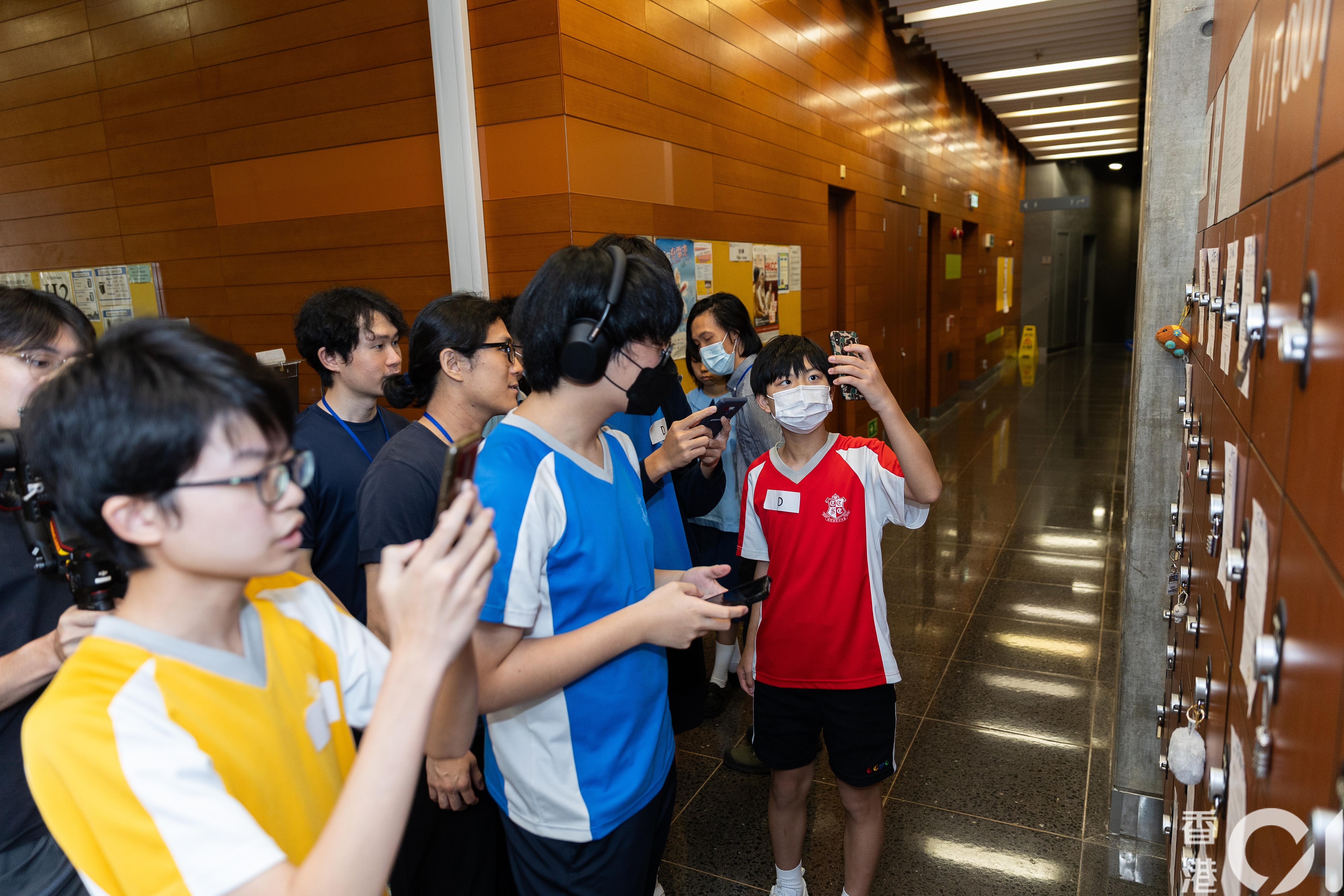 「STEAM+01 Summer Bootcamp 2023」VR/AR體驗工作坊，學生在場地四周尋找指定物件。（鄭子峰攝）