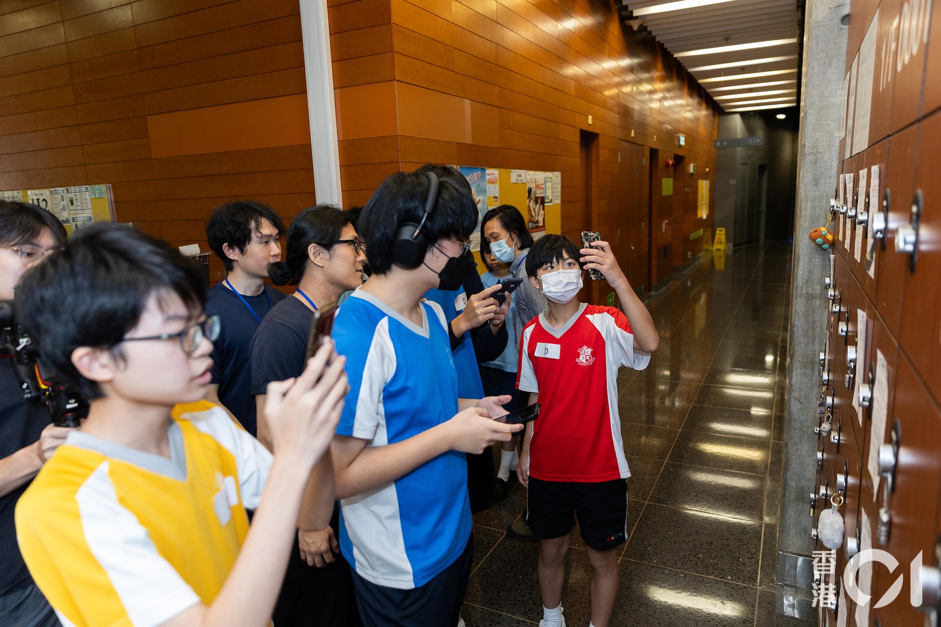 「STEAM+01 Summer Bootcamp 2023」VR/AR體驗工作坊,學生在場地四周尋找指定物件。(鄭子峰攝) 「STEAM+01 Summer Bootcamp 2023」VR/AR體驗工作坊,學生在場地四周尋找指定物件。(鄭子峰攝)