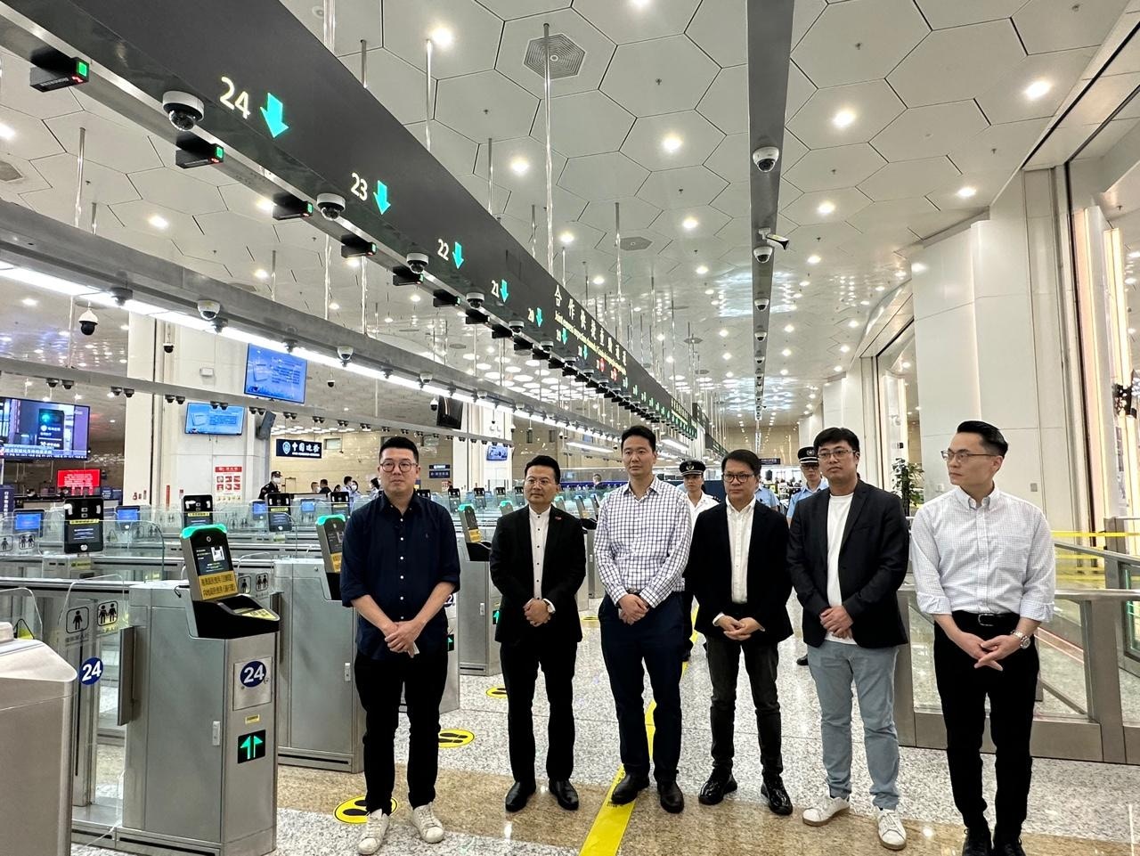 民建聯立法會議員陳勇、陳克勤、劉國勳、顏汶羽、周浩鼎和梁熙,考察澳門橫琴和青茂關口運作情況。(文睿攝) 民建聯立法會議員陳勇、陳克勤、劉國勳、顏汶羽、周浩鼎和梁熙,考察澳門橫琴和青茂關口運作情況。(文睿攝)