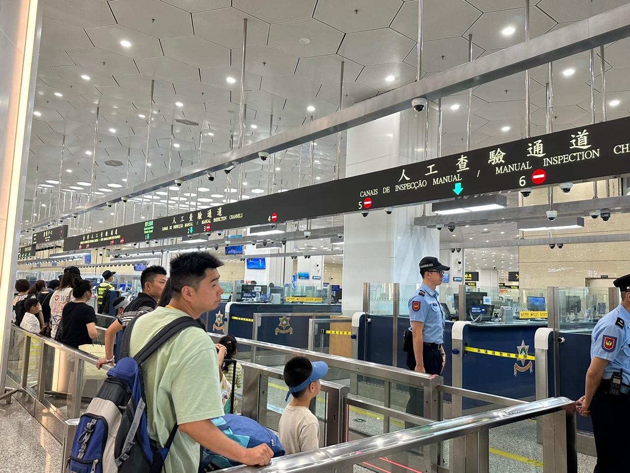 民建聯立法會議員陳勇、陳克勤、劉國勳、顏汶羽、周浩鼎和梁熙,考察澳門橫琴和青茂關口運作情況。(文睿攝) 民建聯立法會議員陳勇、陳克勤、劉國勳、顏汶羽、周浩鼎和梁熙,考察澳門橫琴和青茂關口運作情況。(文睿攝)