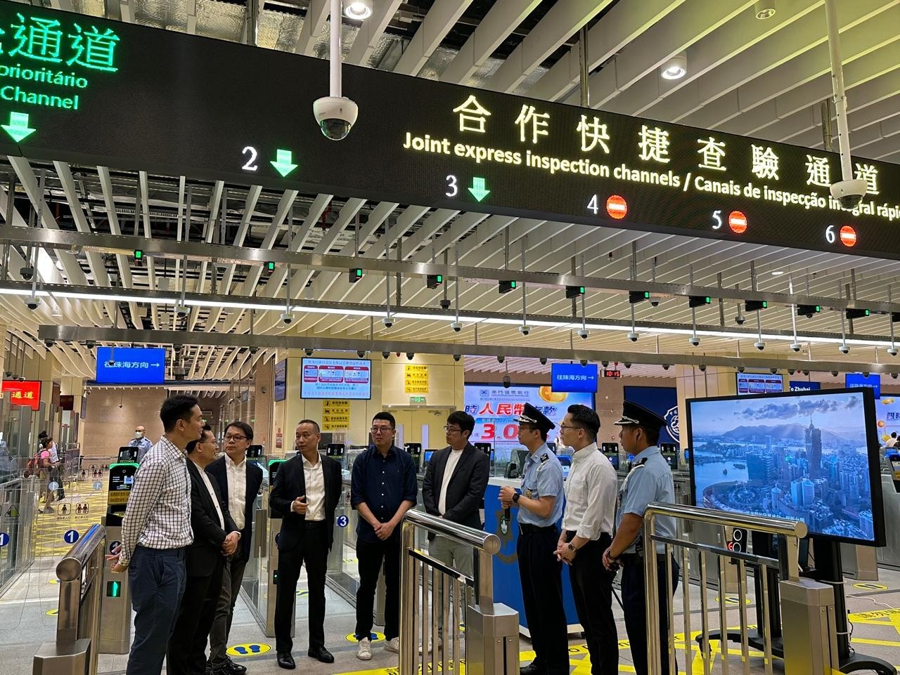 民建聯立法會議員陳勇、陳克勤、劉國勳、顏汶羽、周浩鼎和梁熙,考察澳門橫琴和青茂關口運作情況。(文睿攝) 民建聯立法會議員陳勇、陳克勤、劉國勳、顏汶羽、周浩鼎和梁熙,考察澳門橫琴和青茂關口運作情況。(文睿攝)