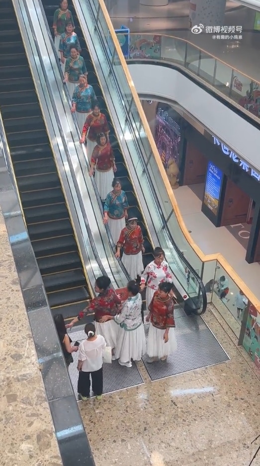 江苏无锡10几位大妈，为了录制短影音，将商场的扶手电梯当作拍摄场景，甚至阻止旁人搭乘，让其他顾客相当不满。（微博@有趣的小鸡崽）