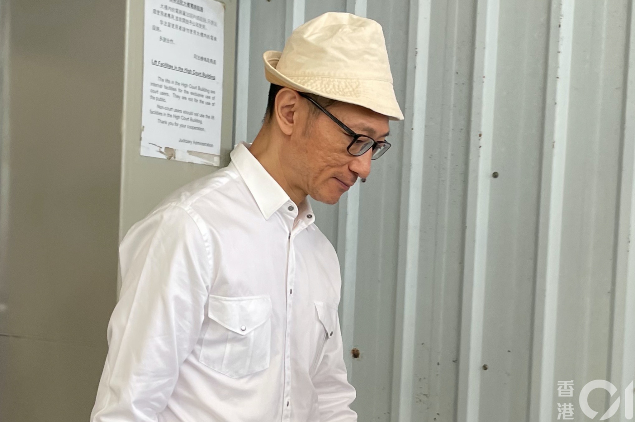 前公務員穿黃傘圖案黑衣入庭　認藐視法庭　官信與性格不符准緩刑