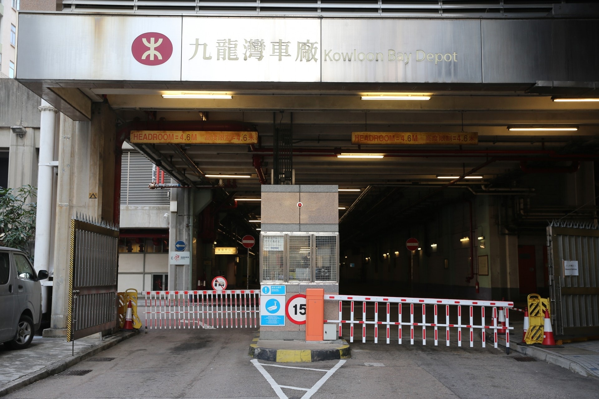 港鐵九龍灣車廠測試期間「甩車門」　兩工人受傷送院