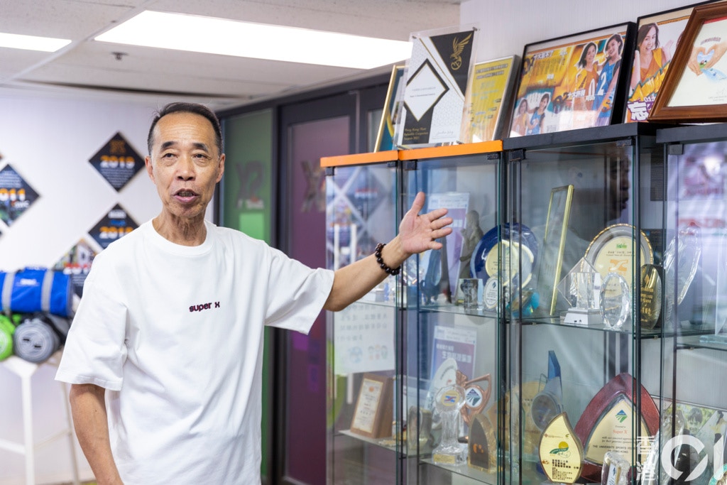 李攝俠已年屆72歲、身為老闆兼總經理，他每年堅持推出新產品，想盡方法保留這個本土文化、本地品牌。（陳葦慈攝）