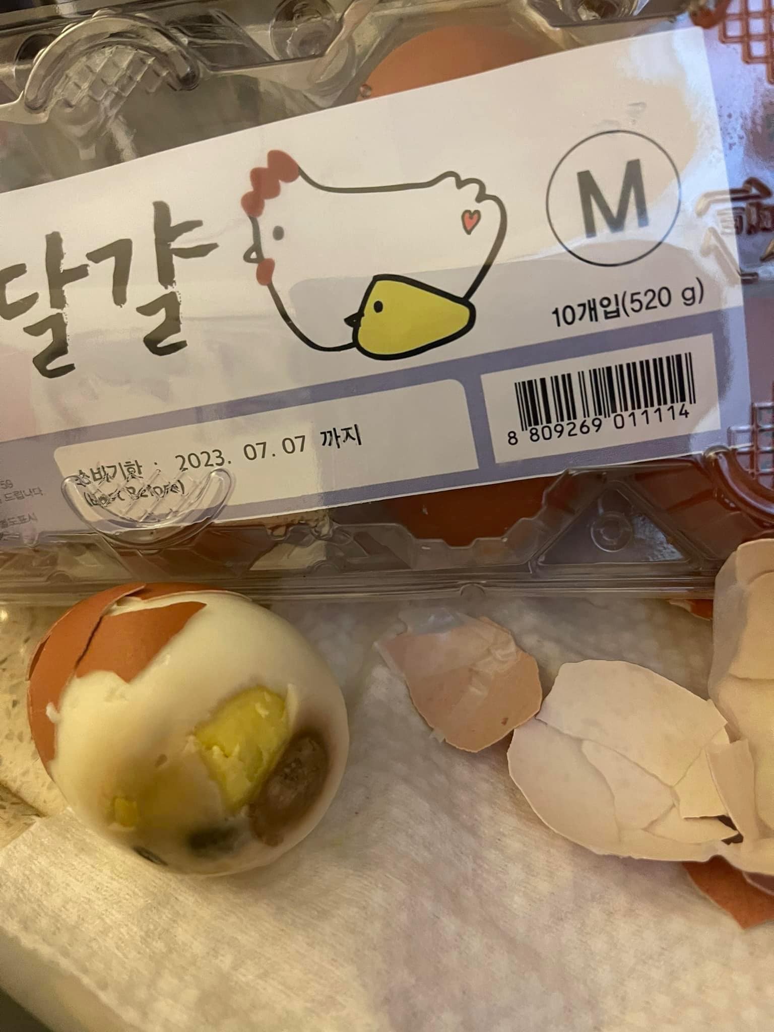 事主在大X生活超市見到有售賣特價韓國雞蛋，於是共購入四排，惟每排至少有一到兩隻壞蛋（香港蛋控協會＠Facebook群組）