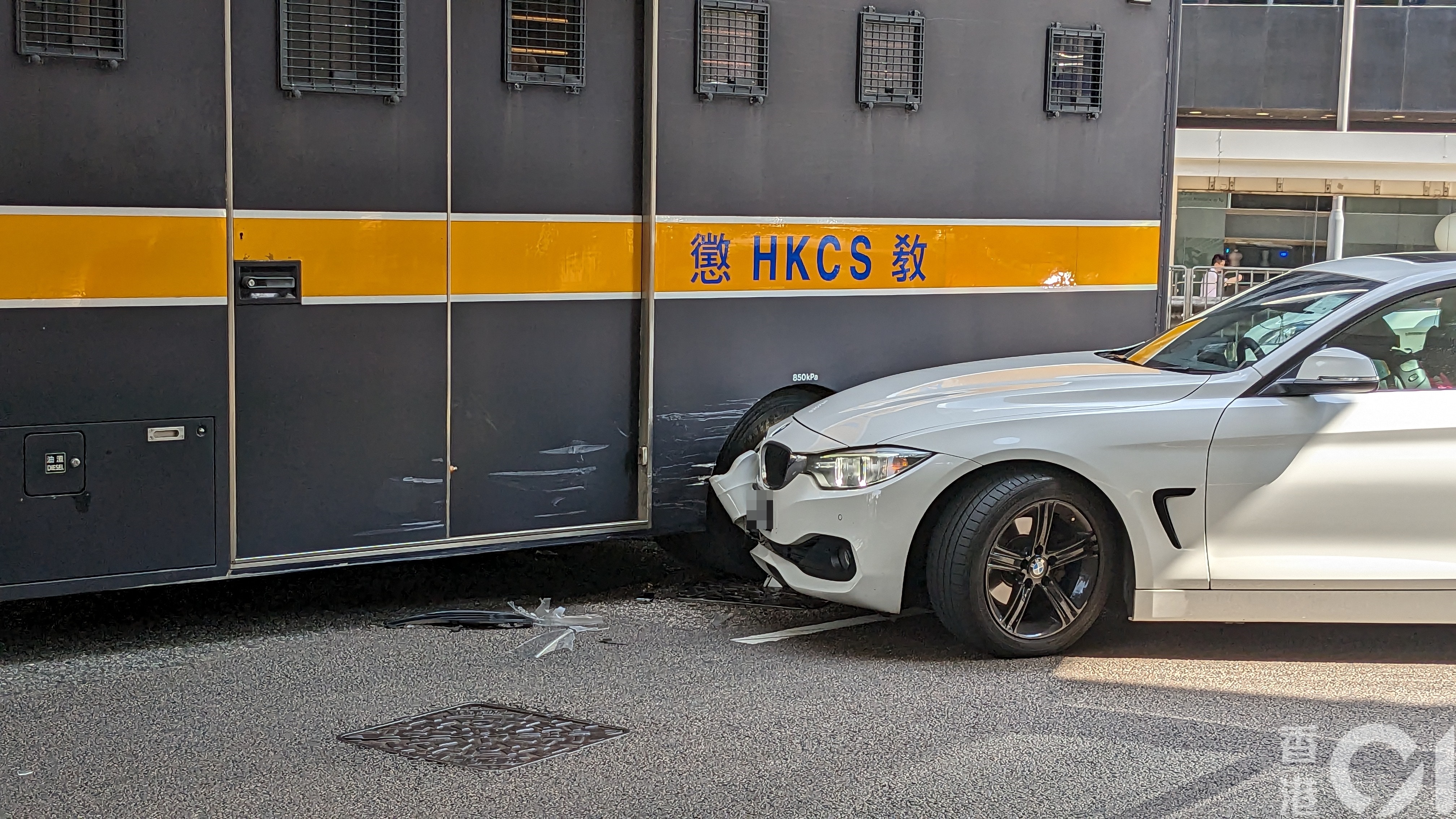 灣仔軍器廠街私家車撞載犯囚車　無人受傷