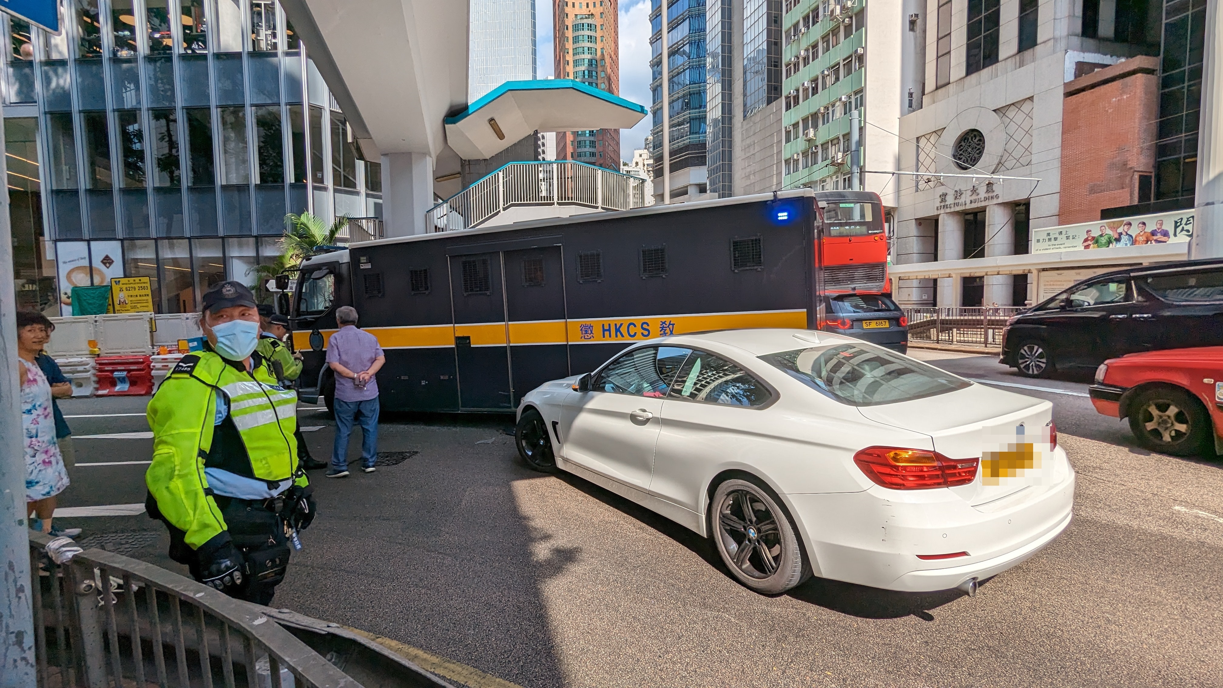 私家車右邊車頭損毀凹陷，囚車左邊車身亦遺下花痕。（黃偉民攝）