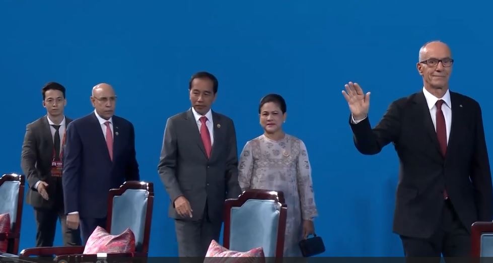 印尼總統佐科維多多等國際賓客入場。（央視截圖）