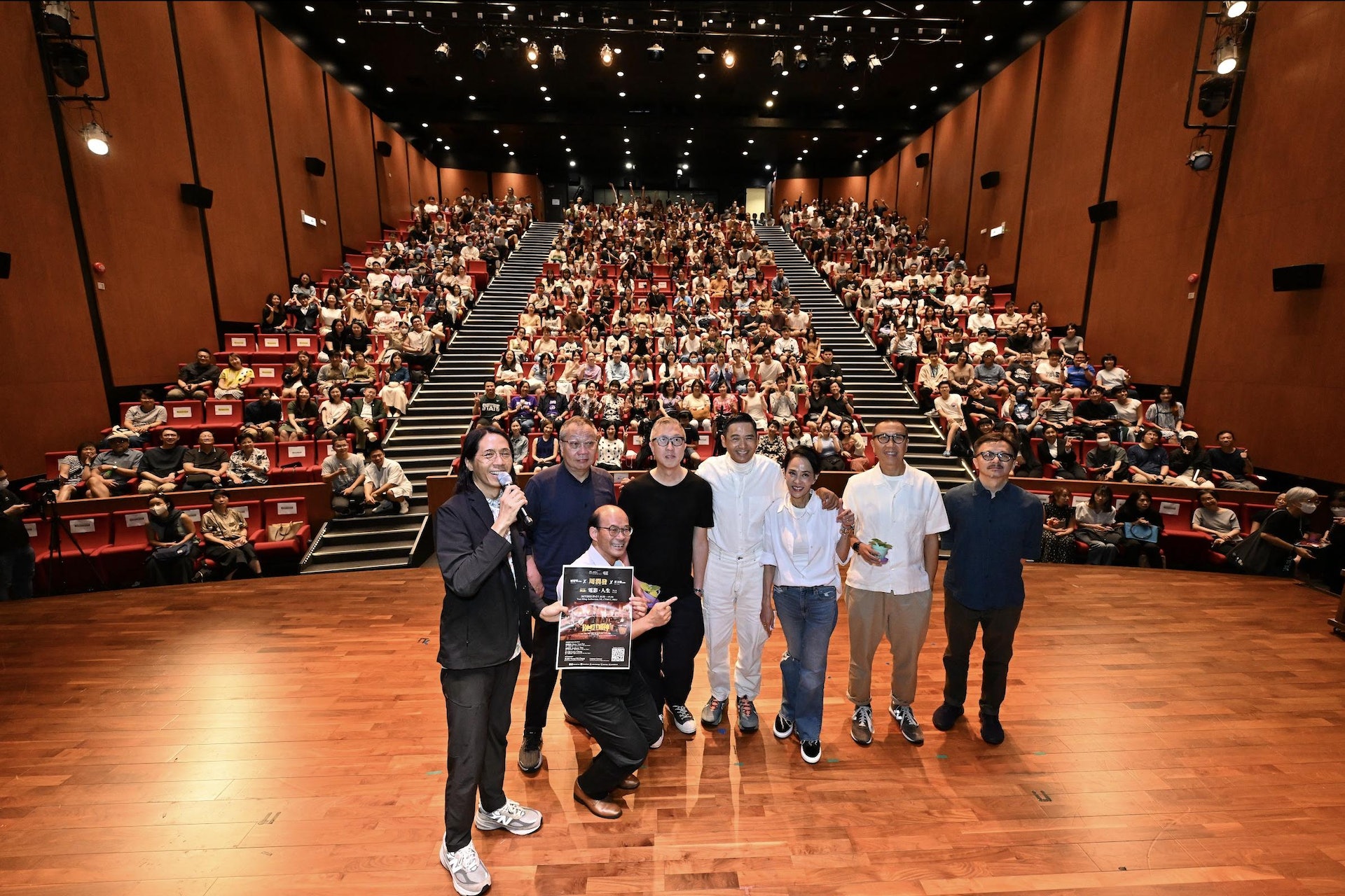 周潤發攜同發嫂陳薈蓮、《別叫我賭神》導演潘耀明、編劇莊文強、監製黃斌,出席「周潤發 x 導演潘耀明 x 編劇莊文強:對談——電影.人生」,與超過300位香港大學學生見面對談。(電影公司提供) 周潤發攜同發嫂陳薈蓮、《別叫我賭神》導演潘耀明、編劇莊文強、監製黃斌,出席「周潤發 x 導演潘耀明 x 編劇莊文強:對談——電影.人生」,與超過300位香港大學學生見面對談。(電影公司提供)