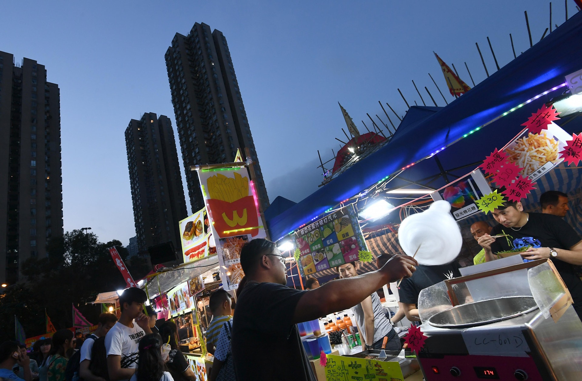 2018年青衣戲棚夜市,吸引市民參觀。(政府新聞處) 2018年青衣戲棚夜市,吸引市民參觀。(政府新聞處)