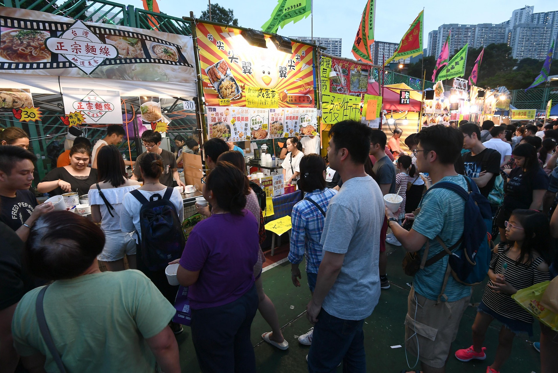 2018年青衣戲棚夜市,吸引市民參觀。(政府新聞處) 2018年青衣戲棚夜市,吸引市民參觀。(政府新聞處)