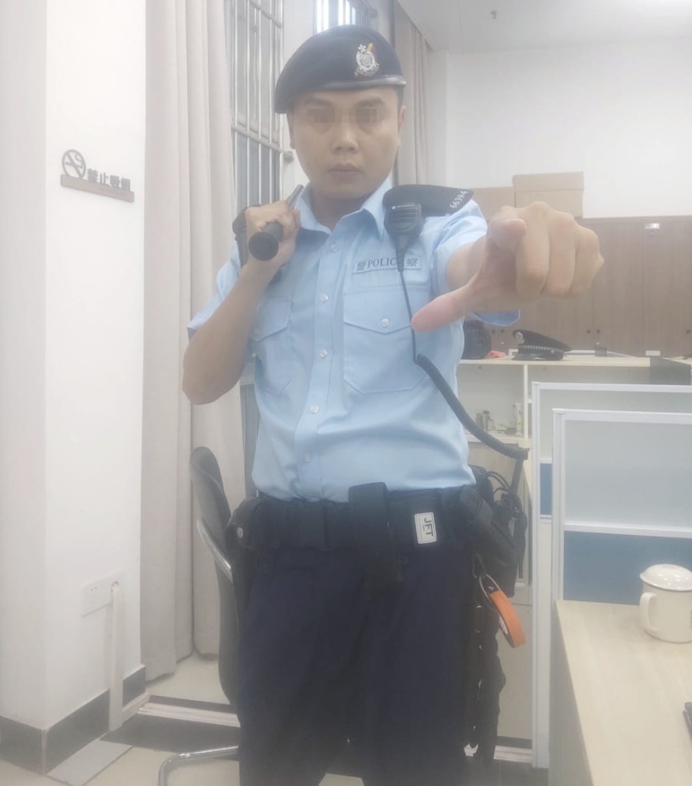 內地大熱扮裝香港警察打卡淘寶$XXX賣全套！網民：亂著隨時坐監