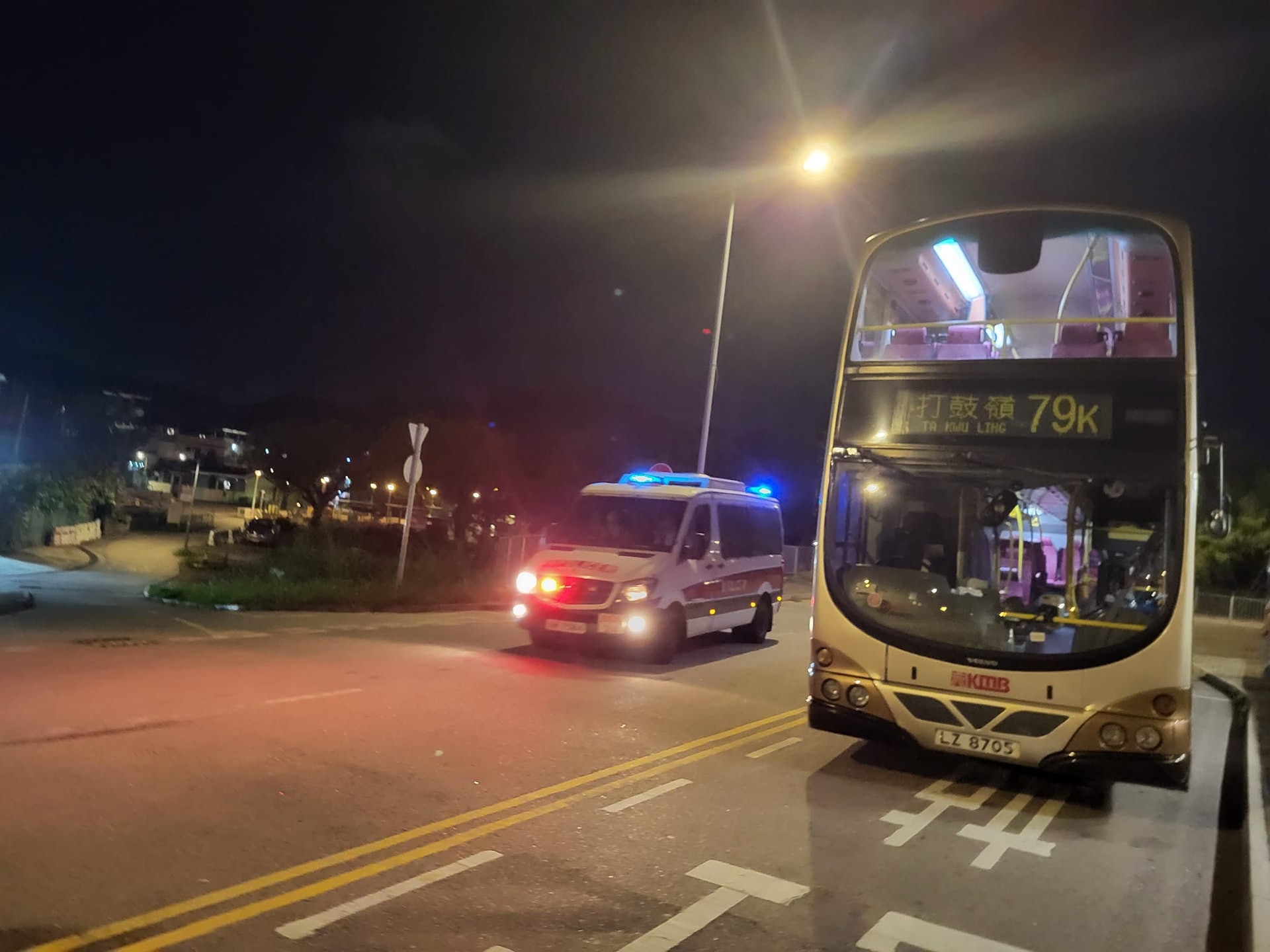 巴士迷的目標車輛在巴士站候客,警車到場調查打架事件。(圖片來源:網民黎冠昌/是日快快-巴士即日相) 巴士迷的目標車輛在巴士站候客,警車到場調查打架事件。(圖片來源:網民黎冠昌/是日快快-巴士即日相)