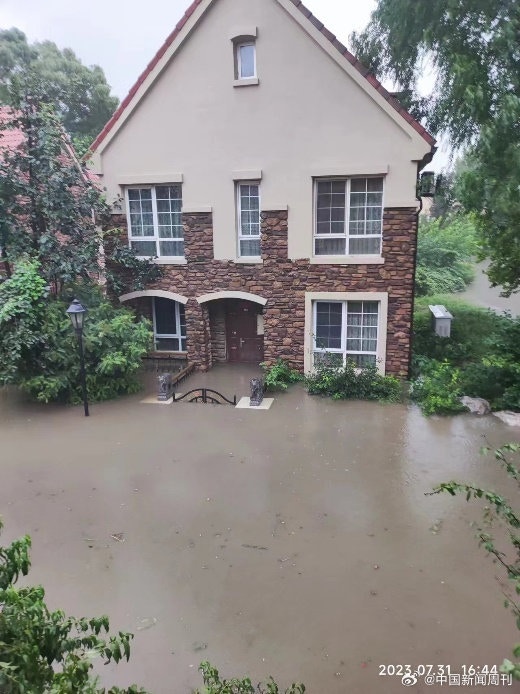 沿河屋苑過百人受困，洪水已漫過一樓。（微博＠中國新聞周刊）