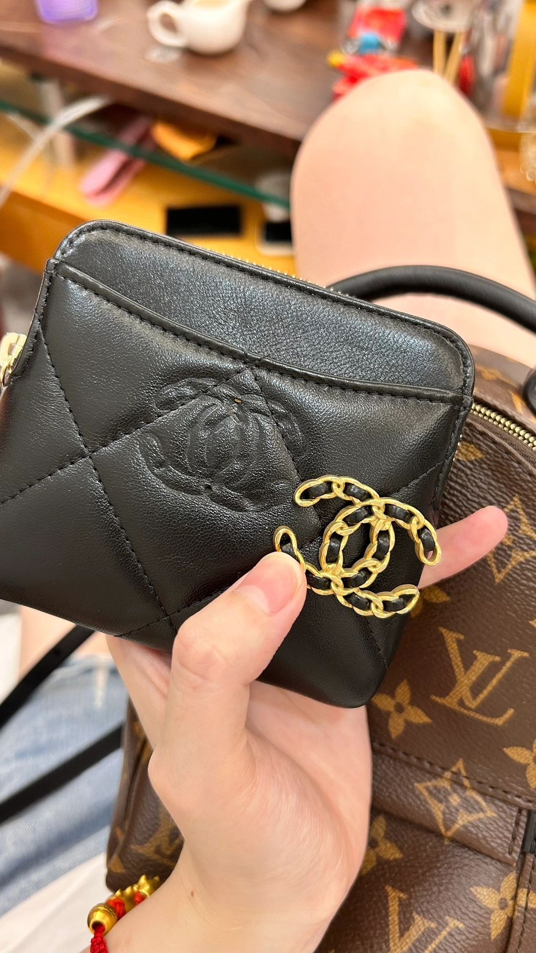 CHANEL卡套上的LOGO不足2個月鬆脫下來!達人2個簡單動作延長壽命