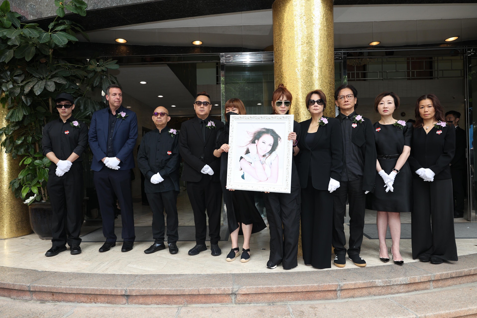 一代華語歌后李玟今(8月1日)出殯,辭靈儀式完結後,靈柩移往歌連臣角火化。(陳順禎攝) 一代華語歌后李玟今(8月1日)出殯,辭靈儀式完結後,靈柩移往歌連臣角火化。(陳順禎攝)