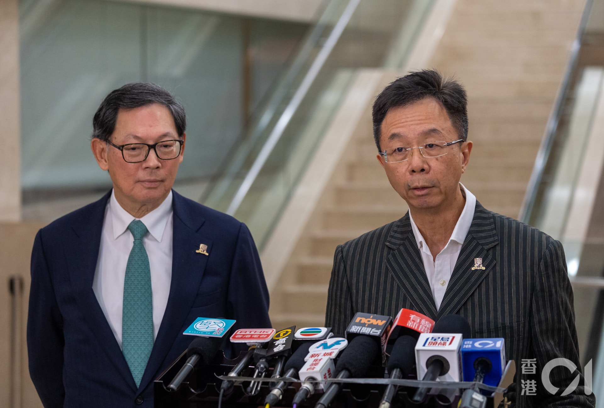 中大校董會主席查逸超(圖右)和副主席陳德霖會後重申,校董會立場無改變,歡迎議員推動校董會改組。(梁鵬威攝) 中大校董會主席查逸超(圖右)和副主席陳德霖會後重申,校董會立場無改變,歡迎議員推動校董會改組。(梁鵬威攝)