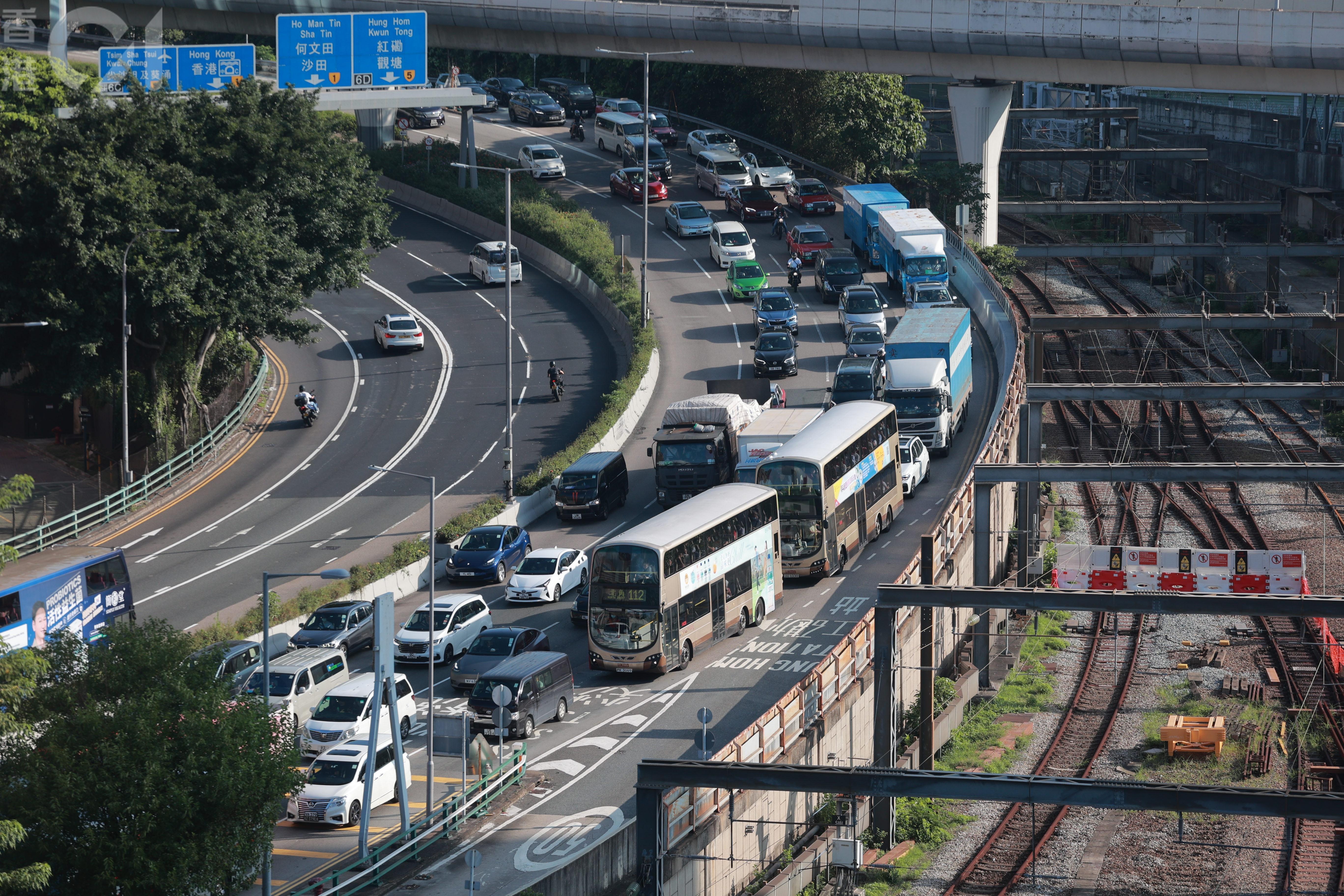 三隧分流8月2日實施,紅隧車龍比以往略有改善,早上9時前未見嚴重塞車。(羅國輝攝) 三隧分流8月2日實施,紅隧車龍比以往略有改善,早上9時前未見嚴重塞車。(羅國輝攝)