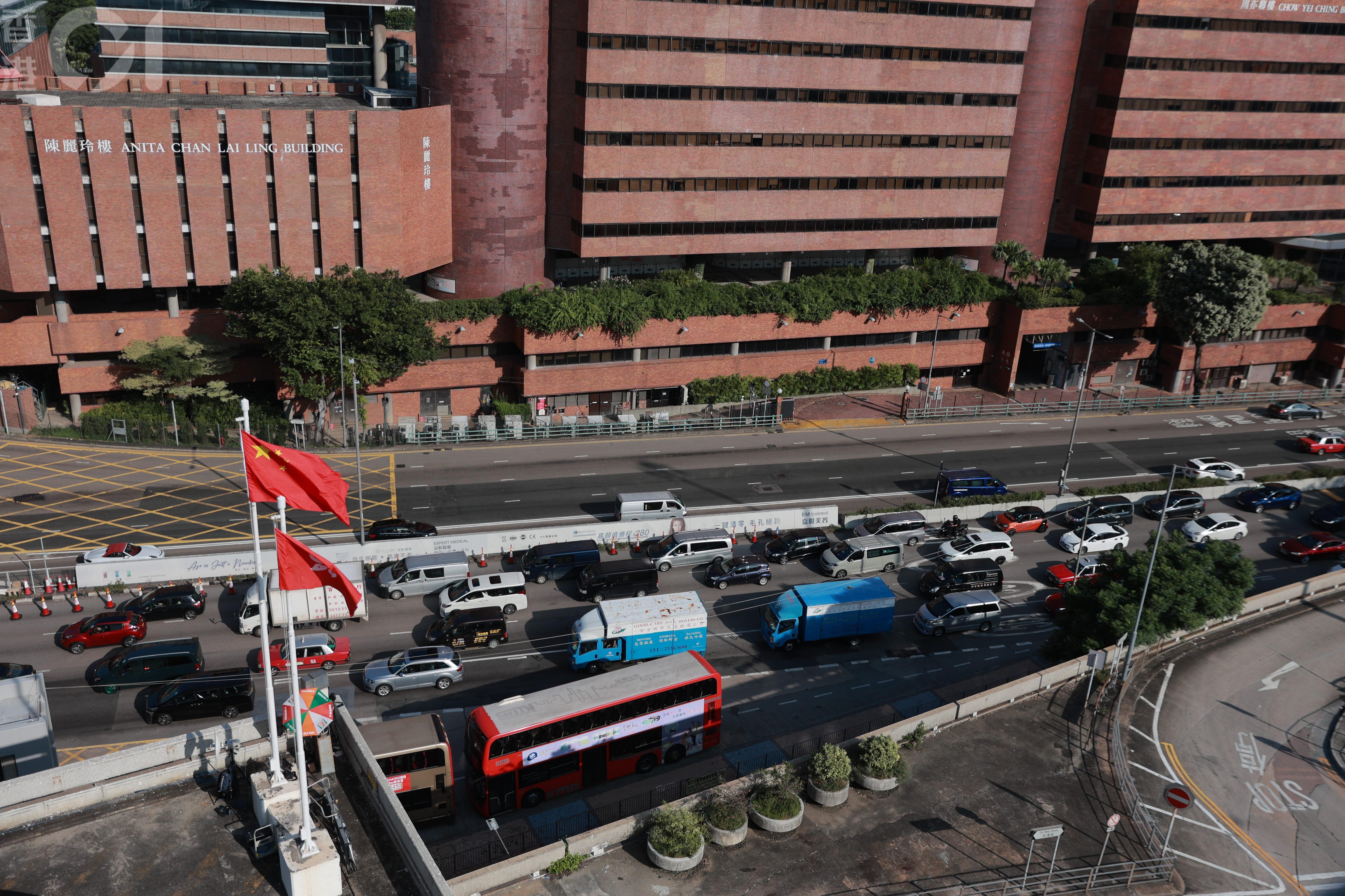 三隧分流8月2日實施,紅隧車龍比以往略有改善,早上9時前未見嚴重塞車。(羅國輝攝) 三隧分流8月2日實施,紅隧車龍比以往略有改善,早上9時前未見嚴重塞車。(羅國輝攝)