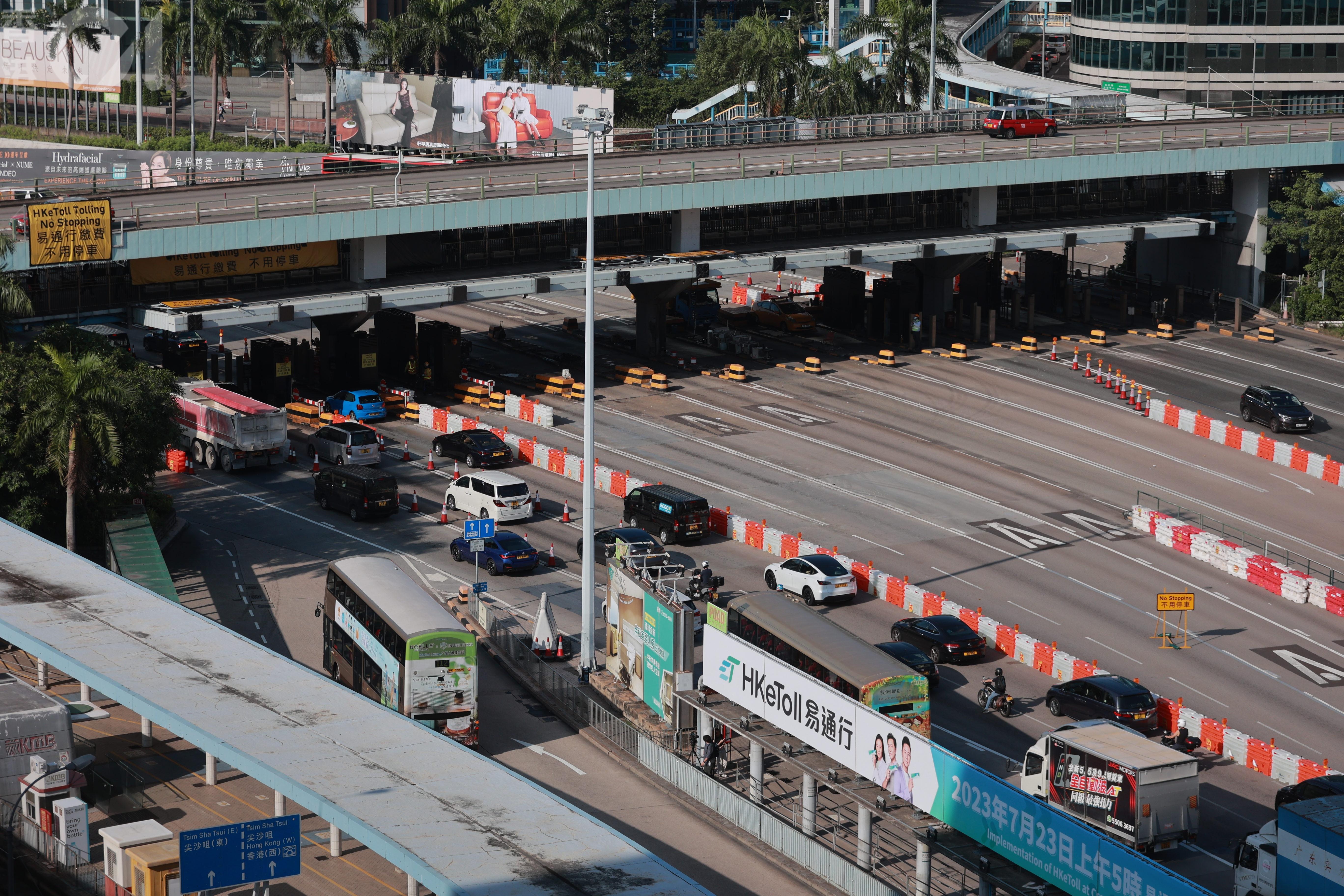 三隧分流8月2日實施,紅隧車龍比以往略有改善,早上9時前未見嚴重塞車。(羅國輝攝) 三隧分流8月2日實施,紅隧車龍比以往略有改善,早上9時前未見嚴重塞車。(羅國輝攝)