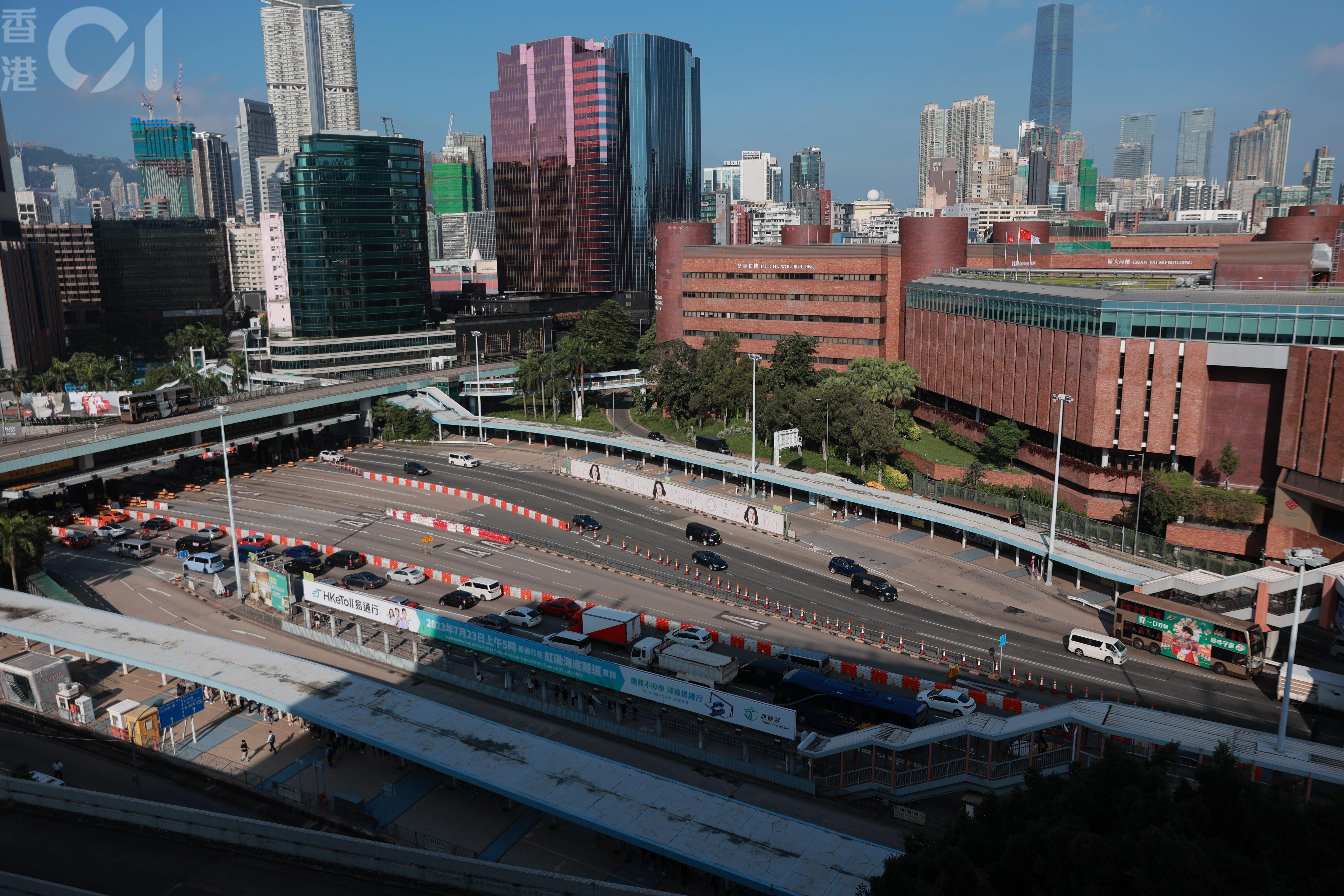 三隧分流8月2日實施,紅隧車龍比以往略有改善,早上9時前未見嚴重塞車。(羅國輝攝) 三隧分流8月2日實施,紅隧車龍比以往略有改善,早上9時前未見嚴重塞車。(羅國輝攝)