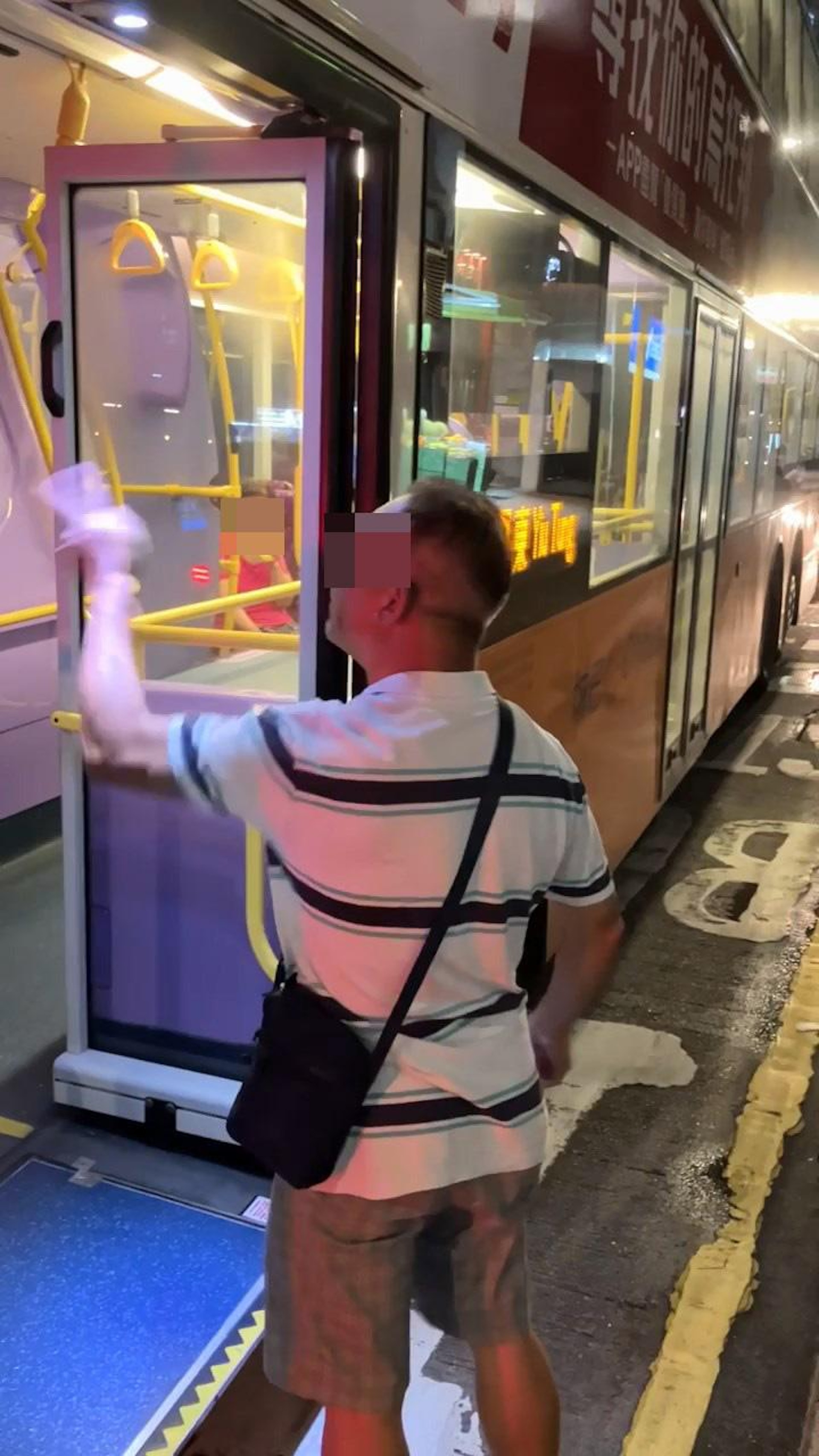 本港網絡近日瘋傳一段「阿叔爆粗狂鬧城巴司機」影片。(影片截圖) 本港網絡近日瘋傳一段「阿叔爆粗狂鬧城巴司機」影片。(影片截圖)
