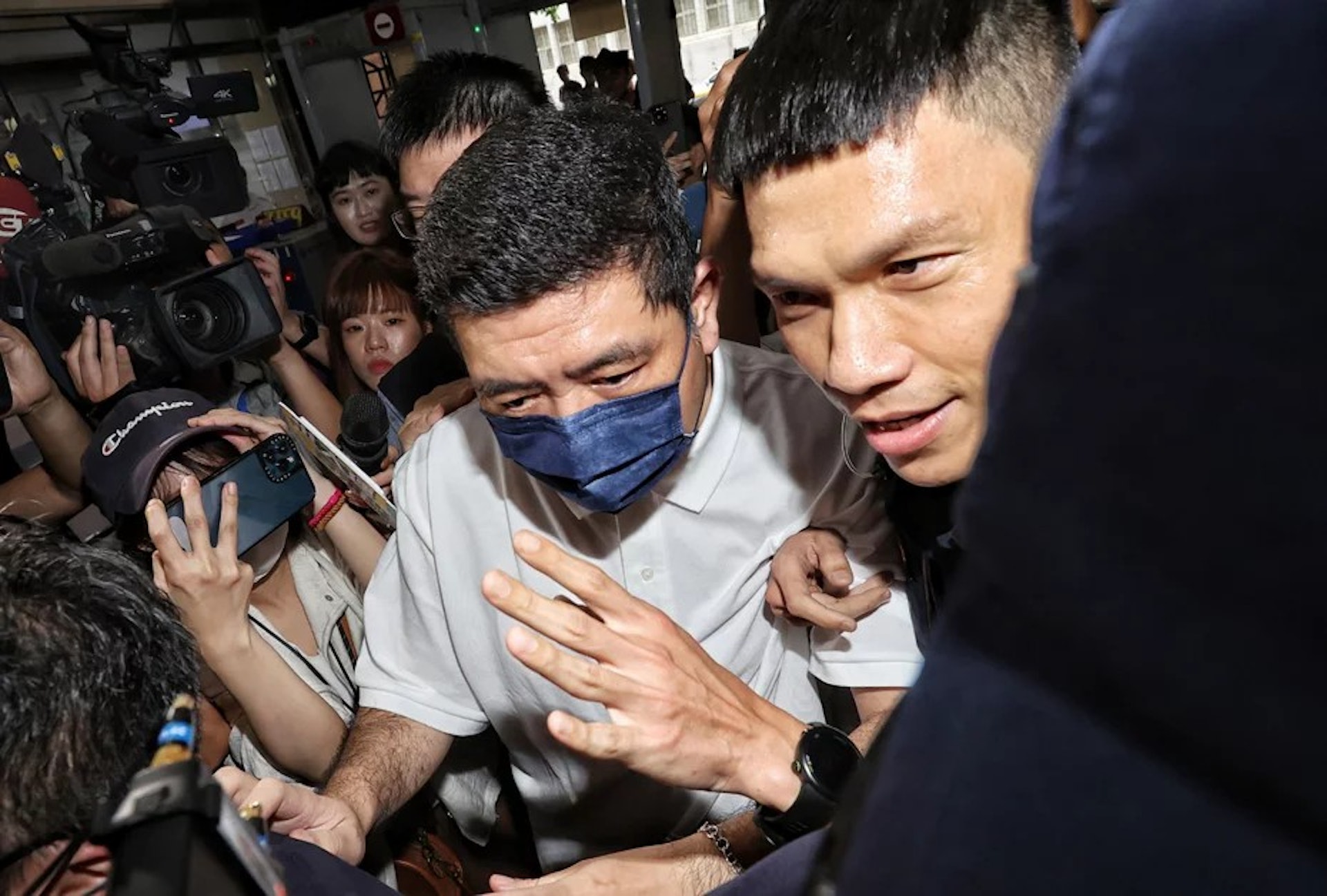 NONO涉性侵多女今赴臺灣臺北地方檢察署臉色凝重。(聯合新聞網授權使用/記者曾原信攝影) NONO涉性侵多女今赴臺灣臺北地方檢察署臉色凝重。(聯合新聞網授權使用/記者曾原信攝影)