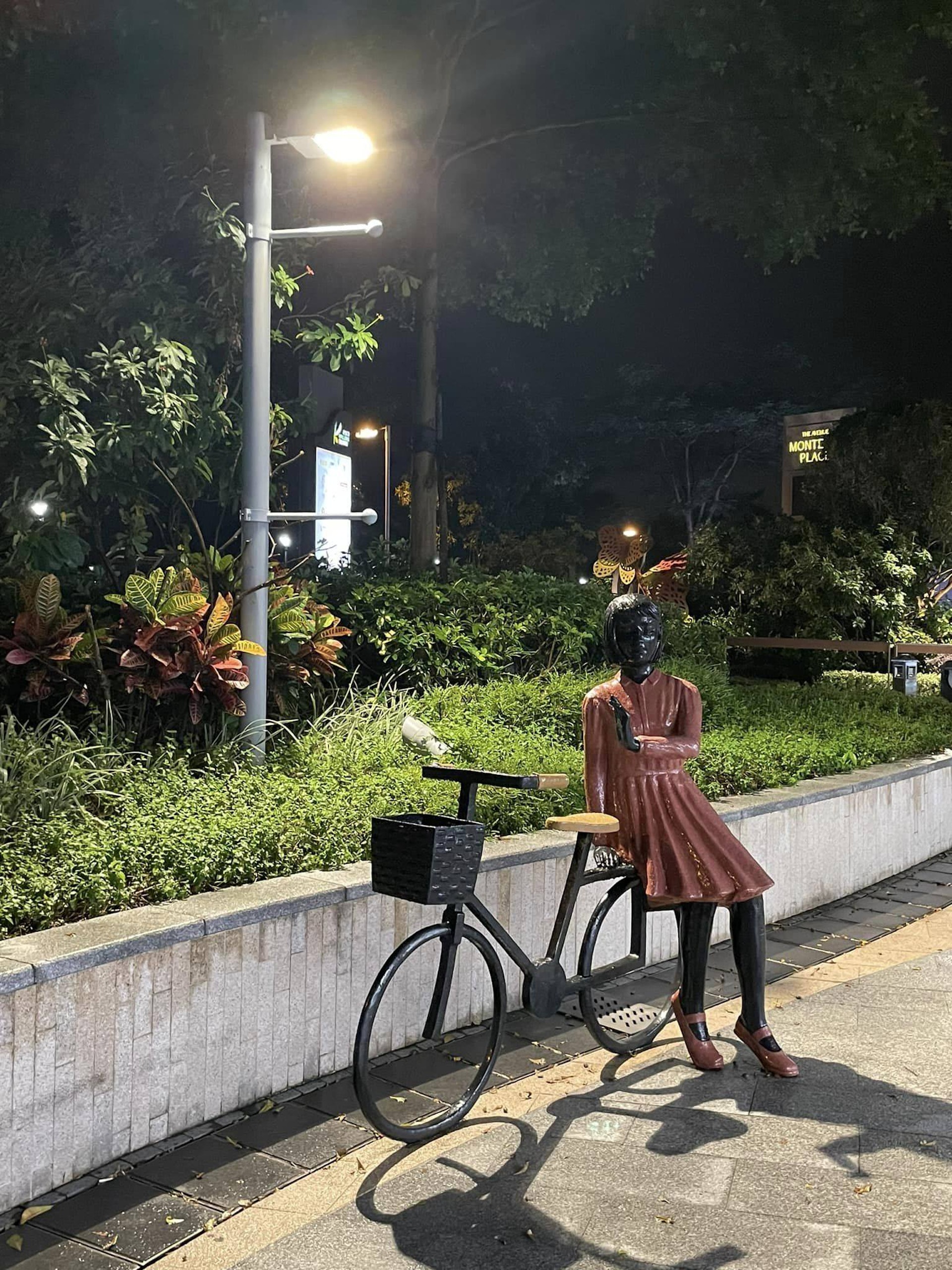 公園渺無人煙,人型雕塑顯得駭人。(FB「好fashion呀你」圖片)