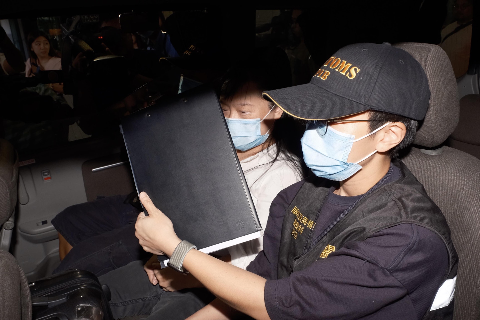 海關8月2日公布之前一日拘捕翹英教育中心一名50歲負責人兼公司董事(左),據悉即為學校校長彭芷彤。她涉嫌不當地接受付款,違反《商品說明條例》。(盧翊銘攝) 海關8月2日公布之前一日拘捕翹英教育中心一名50歲負責人兼公司董事(左),據悉即為學校校長彭芷彤。她涉嫌不當地接受付款,違反《商品說明條例》。(盧翊銘攝)