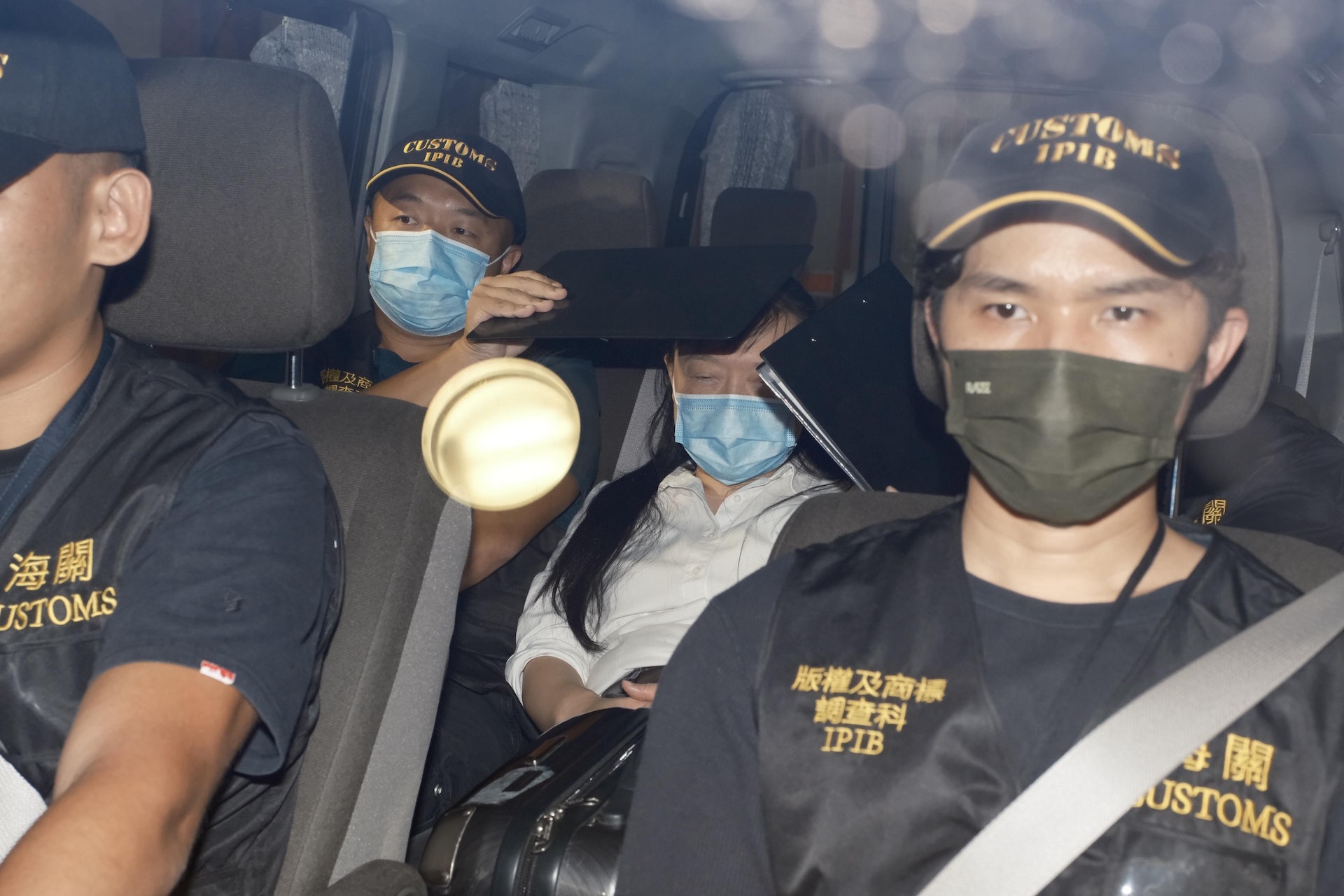 海關8月2日公布之前一日拘捕翹英教育中心一名50歲負責人兼公司董事(後右),據悉即為學校校長彭芷彤。她涉嫌不當地接受付款,違反《商品說明條例》。(盧翊銘攝) 海關8月2日公布之前一日拘捕翹英教育中心一名50歲負責人兼公司董事(後右),據悉即為學校校長彭芷彤。她涉嫌不當地接受付款,違反《商品說明條例》。(盧翊銘攝)