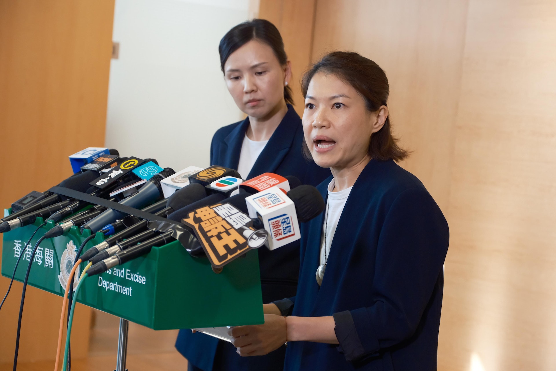 海關8月2日公布拘捕翹英教育中心一名50歲負責人兼公司董事,涉嫌違反《商品說明條例》。海關版權及商標調查科不良營商調查課監督方冠亭(左)及第一組指揮官曾凱婷(右)講述行動詳情。(盧翊銘攝) 海關8月2日公布拘捕翹英教育中心一名50歲負責人兼公司董事,涉嫌違反《商品說明條例》。海關版權及商標調查科不良營商調查課監督方冠亭(左)及第一組指揮官曾凱婷(右)講述行動詳情。(盧翊銘攝)