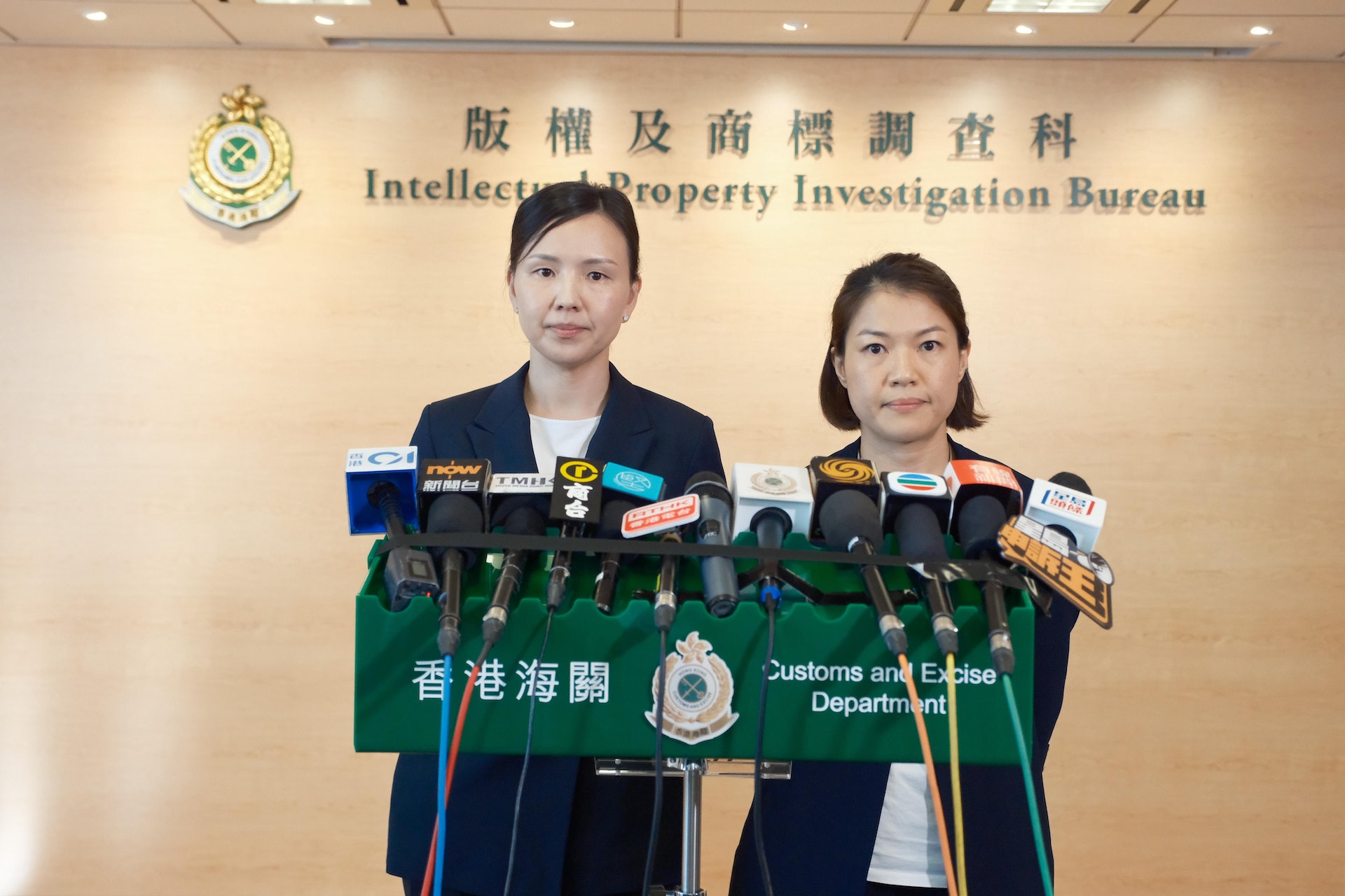 海關8月2日公布拘捕翹英教育中心一名50歲負責人兼公司董事,涉嫌違反《商品說明條例》。海關版權及商標調查科不良營商調查課監督方冠亭(左)及第一組指揮官曾凱婷(右)講述行動詳情。(盧翊銘攝) 海關8月2日公布拘捕翹英教育中心一名50歲負責人兼公司董事,涉嫌違反《商品說明條例》。海關版權及商標調查科不良營商調查課監督方冠亭(左)及第一組指揮官曾凱婷(右)講述行動詳情。(盧翊銘攝)